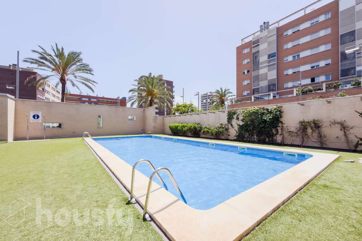 Housfy vende 🏡 luminoso piso ubicado en Badalona, el cuál consta de 66m2 útiles (verificados con la Dirección General de Catastro). Construi-3