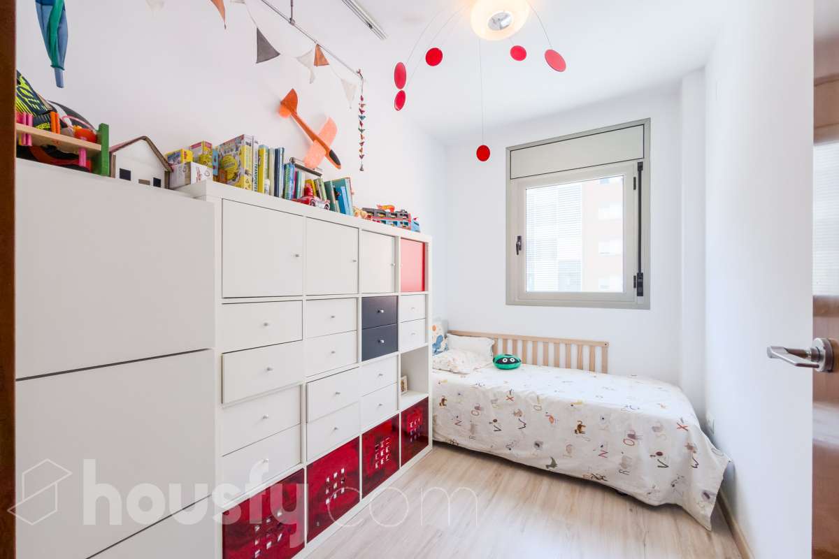 Housfy vende 🏡 luminoso piso ubicado en Badalona, el cuál consta de 66m2 útiles (verificados con la Dirección General de Catastro). Construi-18