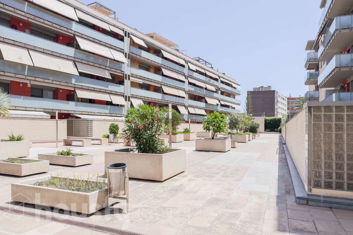 Housfy vende 🏡 luminoso piso ubicado en Badalona, el cuál consta de 66m2 útiles (verificados con la Dirección General de Catastro). Construi-33