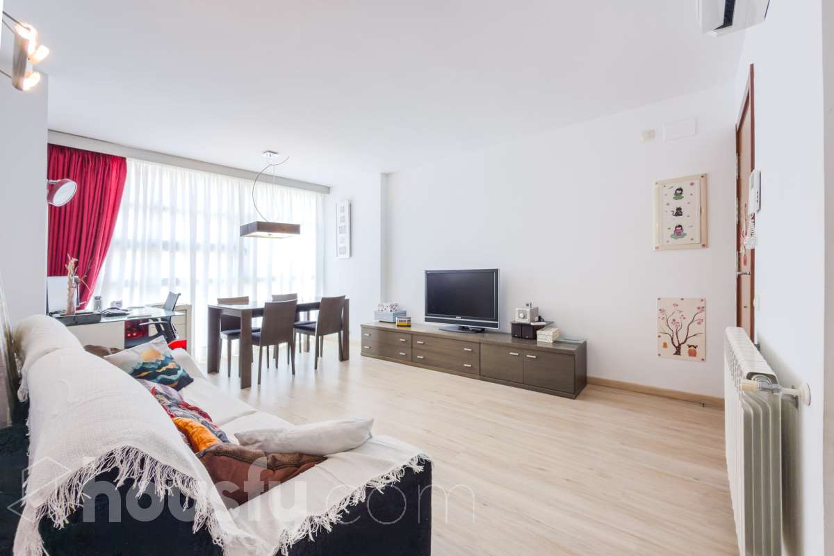 Housfy vende 🏡 luminoso piso ubicado en Badalona, el cuál consta de 66m2 útiles (verificados con la Dirección General de Catastro). Construi-5