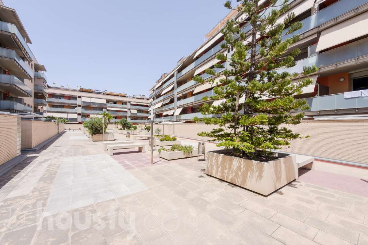 Housfy vende 🏡 luminoso piso ubicado en Badalona, el cuál consta de 66m2 útiles (verificados con la Dirección General de Catastro). Construi-35