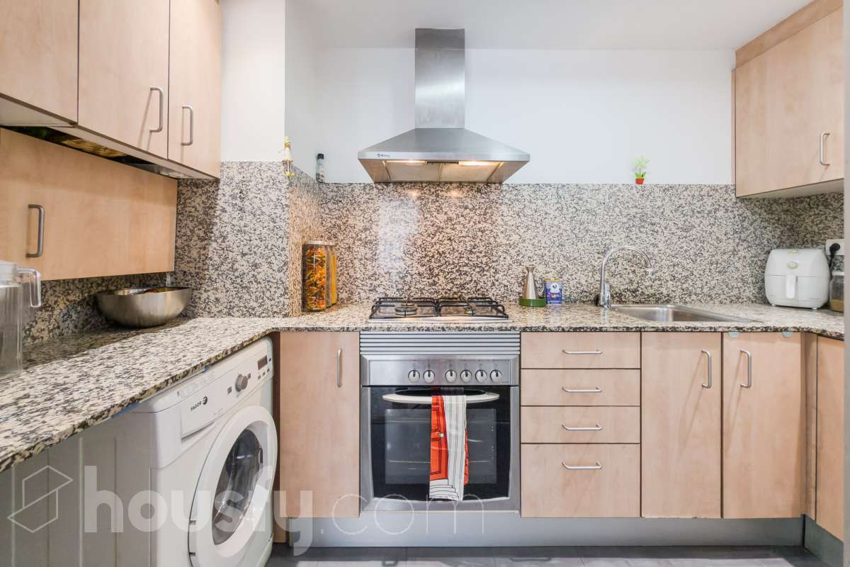 Housfy vende 🏡 luminoso piso ubicado en Badalona, el cuál consta de 66m2 útiles (verificados con la Dirección General de Catastro). Construi-12