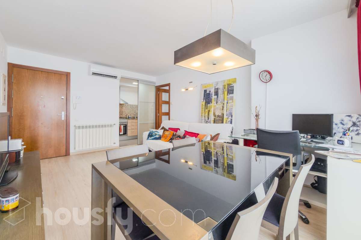 Housfy vende 🏡 luminoso piso ubicado en Badalona, el cuál consta de 66m2 útiles (verificados con la Dirección General de Catastro). Construi-10