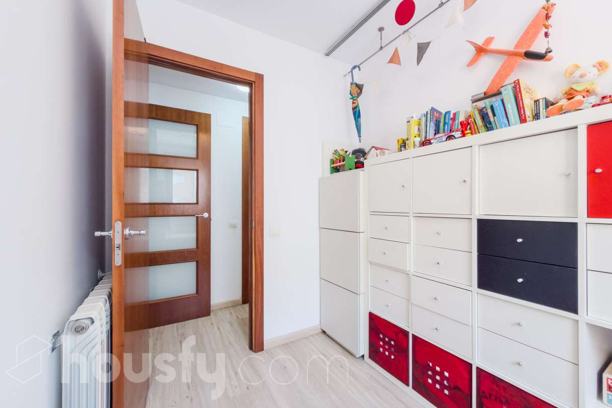 Housfy vende 🏡 luminoso piso ubicado en Badalona, el cuál consta de 66m2 útiles (verificados con la Dirección General de Catastro). Construi-17