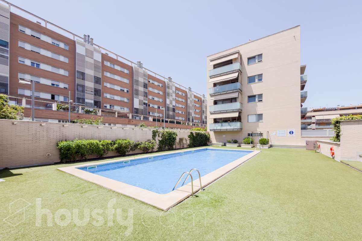 Housfy vende 🏡 luminoso piso ubicado en Badalona, el cuál consta de 66m2 útiles (verificados con la Dirección General de Catastro). Construi-4