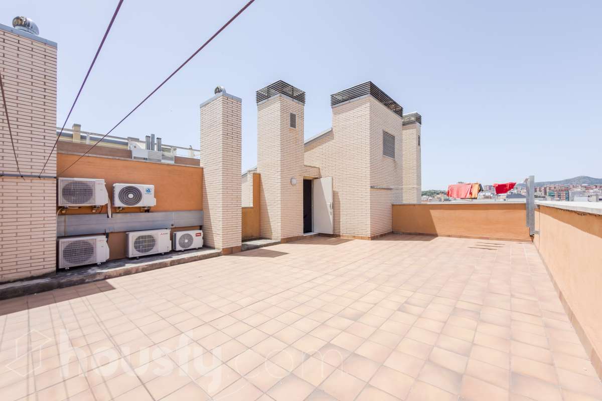 Housfy vende 🏡 luminoso piso ubicado en Badalona, el cuál consta de 66m2 útiles (verificados con la Dirección General de Catastro). Construi-30