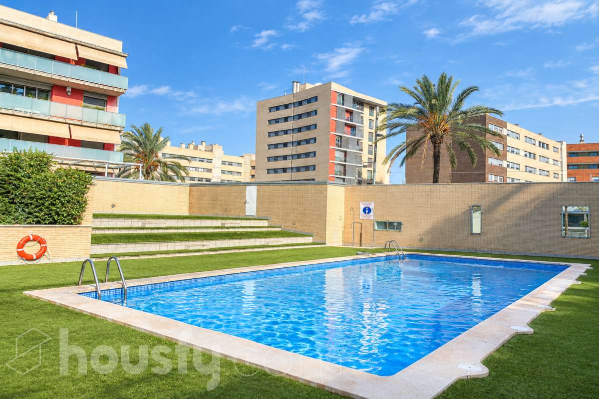 Housfy vende 🏡 luminoso piso ubicado en Badalona, el cuál consta de 66m2 útiles (verificados con la Dirección General de Catastro). Construi