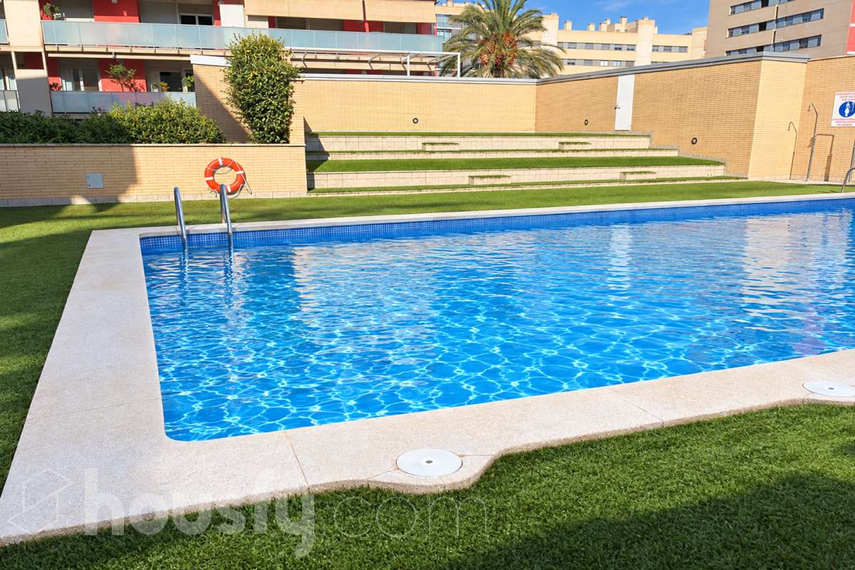 Housfy vende 🏡 luminoso piso ubicado en Badalona, el cuál consta de 66m2 útiles (verificados con la Dirección General de Catastro). Construi-2