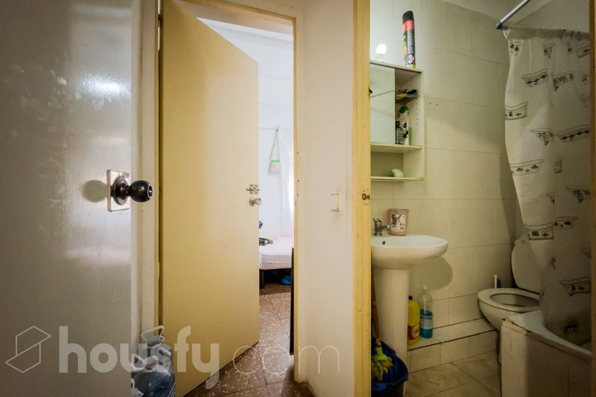 Housfy vende 🏡 luminoso piso ALQUILADO con una rentabilidad de 7,5 % bruta anual ,ubicado en Santa Coloma de Gramenet, el cuál consta de 37 metros útiles (verificados con la Dirección General de Catastro). Construido en el año: 1964. VIVIENCA ALQUILADA CON CONTRATO VIGENTE, UNICAMENTE INVERSORES Distribución de estancias -Salón-comedor -3 Dormitorios -1 Baño -Cocina equipada Zona y entorno Respecto a la ubicación, se sitúa en Santa Coloma de Gramenet, municipio de Barcelona. Esta propiedad se encuentra cerca de transporte público, colegios, supermercados y farmacias. Aviso legal El precio de venta no incluye gastos de la compraventa como notaría, registro, impuestos, ni tampoco honorarios agencia. Esta publicación no es vinculante. Consulta siempre la nota simple con Housfy antes de formalizar la compraventa. Sobre nosotros Housfy es la plataforma integral de servicios inmobiliarios. Nuestra combinación de expertos y tecnología pone al alcance de todo el mundo servicios cómodos, claros y seguros. AICAT número: 7922. Nos encargamos de la gestión y asesoramiento de la compra. ¡Olvídate de todo! Hacemos los trámites por ti. Y, si además necesitas financiación, ponemos a tu disposición un bróker hipotecario para ayudarte a conseguir las mejores condiciones para tu perfil económico. ¿Quieres visitarla? Contacta con Housfy y agenda tu visita sin compromiso. Más información en: housfy.com Este anuncio contiene imágenes ilustrativas, con el objetivo de mostrar el potencial de la propiedad, y pueden diferir del resultado final. En cumplimiento de la Ley 8/2026 en Cataluña, el certificado de presencia o ausencia de amianto se encuentra en proceso de tramitación.-21