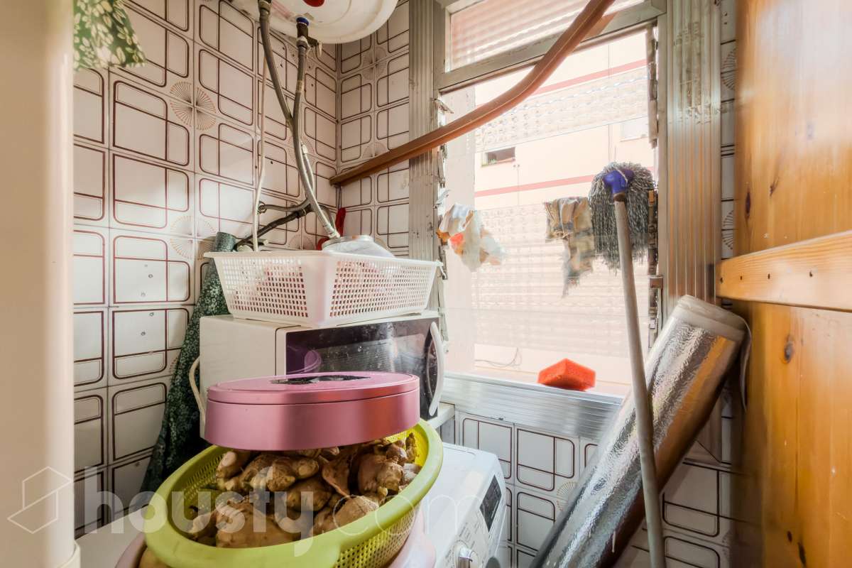 Housfy vende 🏡 luminoso piso ALQUILADO con una rentabilidad de 7,5 % bruta anual ,ubicado en Santa Coloma de Gramenet, el cuál consta de 37 metros útiles (verificados con la Dirección General de Catastro). Construido en el año: 1964. VIVIENCA ALQUILADA CON CONTRATO VIGENTE, UNICAMENTE INVERSORES Distribución de estancias -Salón-comedor -3 Dormitorios -1 Baño -Cocina equipada Zona y entorno Respecto a la ubicación, se sitúa en Santa Coloma de Gramenet, municipio de Barcelona. Esta propiedad se encuentra cerca de transporte público, colegios, supermercados y farmacias. Aviso legal El precio de venta no incluye gastos de la compraventa como notaría, registro, impuestos, ni tampoco honorarios agencia. Esta publicación no es vinculante. Consulta siempre la nota simple con Housfy antes de formalizar la compraventa. Sobre nosotros Housfy es la plataforma integral de servicios inmobiliarios. Nuestra combinación de expertos y tecnología pone al alcance de todo el mundo servicios cómodos, claros y seguros. AICAT número: 7922. Nos encargamos de la gestión y asesoramiento de la compra. ¡Olvídate de todo! Hacemos los trámites por ti. Y, si además necesitas financiación, ponemos a tu disposición un bróker hipotecario para ayudarte a conseguir las mejores condiciones para tu perfil económico. ¿Quieres visitarla? Contacta con Housfy y agenda tu visita sin compromiso. Más información en: housfy.com Este anuncio contiene imágenes ilustrativas, con el objetivo de mostrar el potencial de la propiedad, y pueden diferir del resultado final. En cumplimiento de la Ley 8/2026 en Cataluña, el certificado de presencia o ausencia de amianto se encuentra en proceso de tramitación.-19