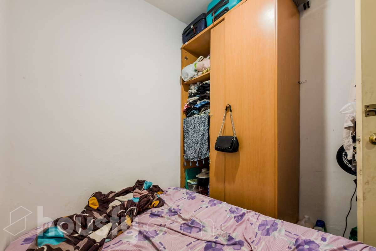 Housfy vende 🏡 luminoso piso ALQUILADO con una rentabilidad de 7,5 % bruta anual ,ubicado en Santa Coloma de Gramenet, el cuál consta de 37 metros útiles (verificados con la Dirección General de Catastro). Construido en el año: 1964. VIVIENCA ALQUILADA CON CONTRATO VIGENTE, UNICAMENTE INVERSORES Distribución de estancias -Salón-comedor -3 Dormitorios -1 Baño -Cocina equipada Zona y entorno Respecto a la ubicación, se sitúa en Santa Coloma de Gramenet, municipio de Barcelona. Esta propiedad se encuentra cerca de transporte público, colegios, supermercados y farmacias. Aviso legal El precio de venta no incluye gastos de la compraventa como notaría, registro, impuestos, ni tampoco honorarios agencia. Esta publicación no es vinculante. Consulta siempre la nota simple con Housfy antes de formalizar la compraventa. Sobre nosotros Housfy es la plataforma integral de servicios inmobiliarios. Nuestra combinación de expertos y tecnología pone al alcance de todo el mundo servicios cómodos, claros y seguros. AICAT número: 7922. Nos encargamos de la gestión y asesoramiento de la compra. ¡Olvídate de todo! Hacemos los trámites por ti. Y, si además necesitas financiación, ponemos a tu disposición un bróker hipotecario para ayudarte a conseguir las mejores condiciones para tu perfil económico. ¿Quieres visitarla? Contacta con Housfy y agenda tu visita sin compromiso. Más información en: housfy.com Este anuncio contiene imágenes ilustrativas, con el objetivo de mostrar el potencial de la propiedad, y pueden diferir del resultado final. En cumplimiento de la Ley 8/2026 en Cataluña, el certificado de presencia o ausencia de amianto se encuentra en proceso de tramitación.-8