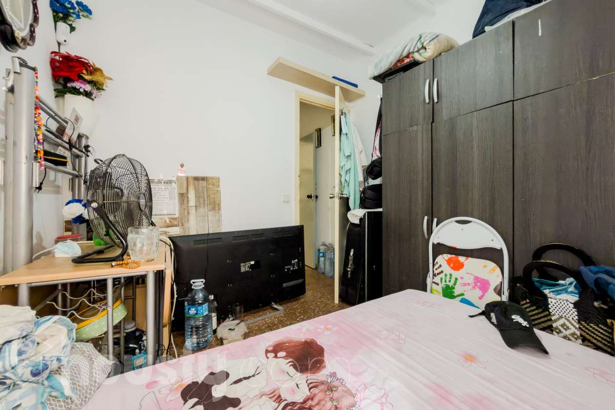 Housfy vende 🏡 luminoso piso ALQUILADO con una rentabilidad de 7,5 % bruta anual ,ubicado en Santa Coloma de Gramenet, el cuál consta de 37 metros útiles (verificados con la Dirección General de Catastro). Construido en el año: 1964. VIVIENCA ALQUILADA CON CONTRATO VIGENTE, UNICAMENTE INVERSORES Distribución de estancias -Salón-comedor -3 Dormitorios -1 Baño -Cocina equipada Zona y entorno Respecto a la ubicación, se sitúa en Santa Coloma de Gramenet, municipio de Barcelona. Esta propiedad se encuentra cerca de transporte público, colegios, supermercados y farmacias. Aviso legal El precio de venta no incluye gastos de la compraventa como notaría, registro, impuestos, ni tampoco honorarios agencia. Esta publicación no es vinculante. Consulta siempre la nota simple con Housfy antes de formalizar la compraventa. Sobre nosotros Housfy es la plataforma integral de servicios inmobiliarios. Nuestra combinación de expertos y tecnología pone al alcance de todo el mundo servicios cómodos, claros y seguros. AICAT número: 7922. Nos encargamos de la gestión y asesoramiento de la compra. ¡Olvídate de todo! Hacemos los trámites por ti. Y, si además necesitas financiación, ponemos a tu disposición un bróker hipotecario para ayudarte a conseguir las mejores condiciones para tu perfil económico. ¿Quieres visitarla? Contacta con Housfy y agenda tu visita sin compromiso. Más información en: housfy.com Este anuncio contiene imágenes ilustrativas, con el objetivo de mostrar el potencial de la propiedad, y pueden diferir del resultado final. En cumplimiento de la Ley 8/2026 en Cataluña, el certificado de presencia o ausencia de amianto se encuentra en proceso de tramitación.-11