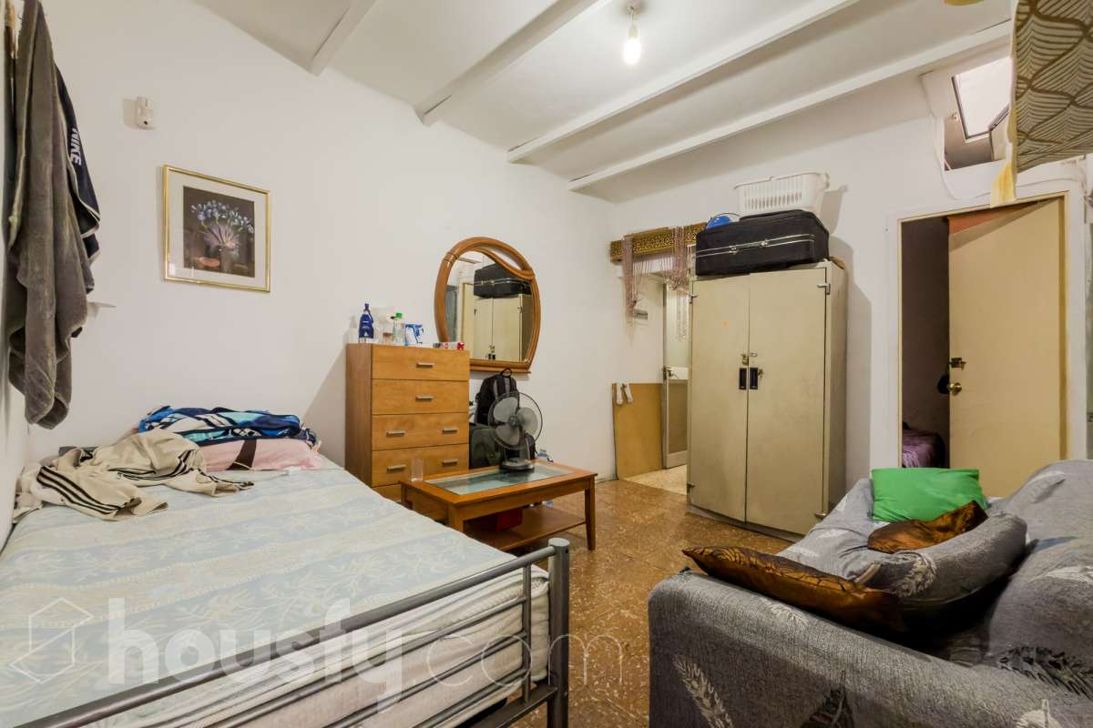 Housfy vende 🏡 luminoso piso ALQUILADO con una rentabilidad de 7,5 % bruta anual ,ubicado en Santa Coloma de Gramenet, el cuál consta de 37 metros útiles (verificados con la Dirección General de Catastro). Construido en el año: 1964. VIVIENCA ALQUILADA CON CONTRATO VIGENTE, UNICAMENTE INVERSORES Distribución de estancias -Salón-comedor -3 Dormitorios -1 Baño -Cocina equipada Zona y entorno Respecto a la ubicación, se sitúa en Santa Coloma de Gramenet, municipio de Barcelona. Esta propiedad se encuentra cerca de transporte público, colegios, supermercados y farmacias. Aviso legal El precio de venta no incluye gastos de la compraventa como notaría, registro, impuestos, ni tampoco honorarios agencia. Esta publicación no es vinculante. Consulta siempre la nota simple con Housfy antes de formalizar la compraventa. Sobre nosotros Housfy es la plataforma integral de servicios inmobiliarios. Nuestra combinación de expertos y tecnología pone al alcance de todo el mundo servicios cómodos, claros y seguros. AICAT número: 7922. Nos encargamos de la gestión y asesoramiento de la compra. ¡Olvídate de todo! Hacemos los trámites por ti. Y, si además necesitas financiación, ponemos a tu disposición un bróker hipotecario para ayudarte a conseguir las mejores condiciones para tu perfil económico. ¿Quieres visitarla? Contacta con Housfy y agenda tu visita sin compromiso. Más información en: housfy.com Este anuncio contiene imágenes ilustrativas, con el objetivo de mostrar el potencial de la propiedad, y pueden diferir del resultado final. En cumplimiento de la Ley 8/2026 en Cataluña, el certificado de presencia o ausencia de amianto se encuentra en proceso de tramitación.-4