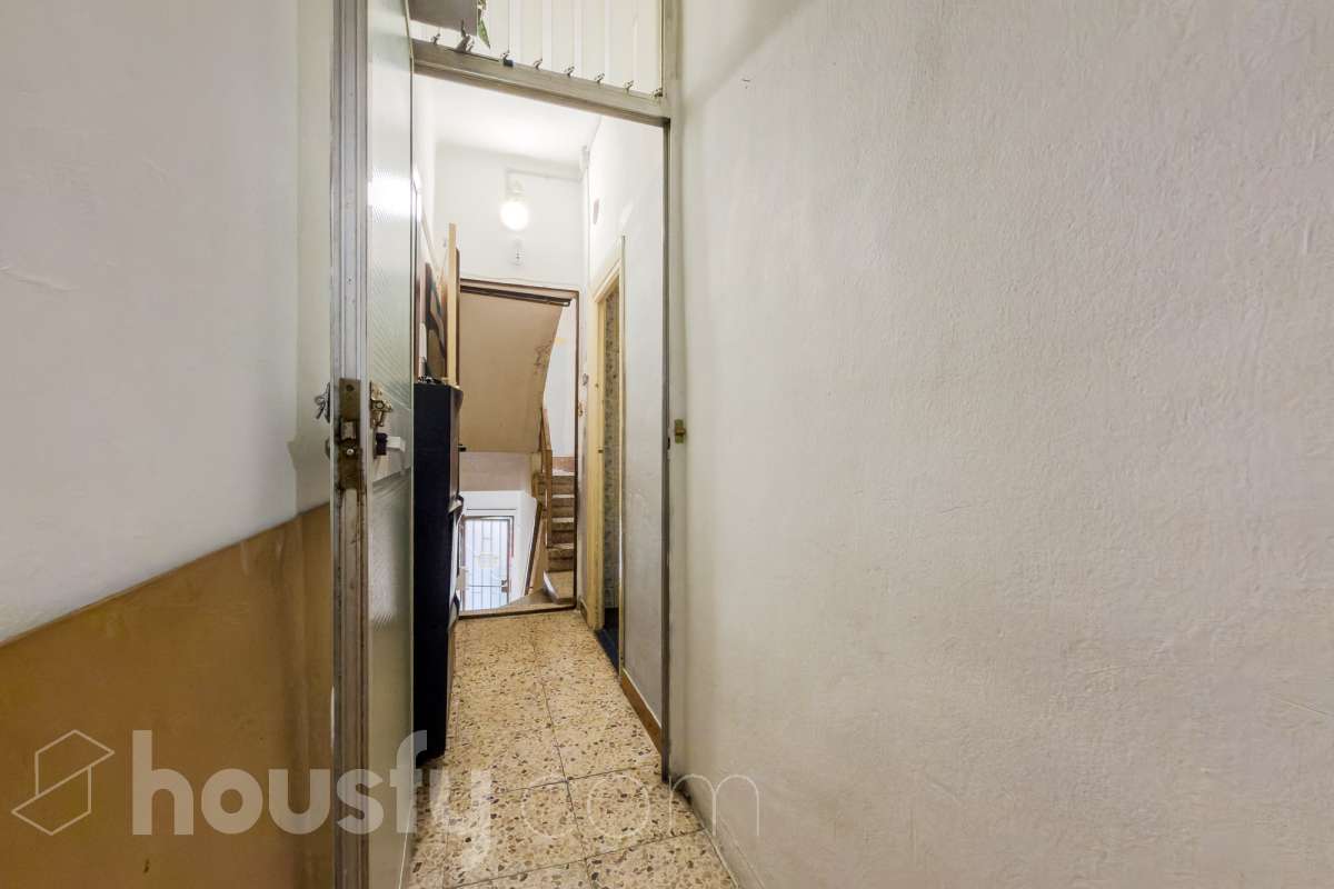 Housfy vende 🏡 luminoso piso ALQUILADO con una rentabilidad de 7,5 % bruta anual ,ubicado en Santa Coloma de Gramenet, el cuál consta de 37 metros útiles (verificados con la Dirección General de Catastro). Construido en el año: 1964. VIVIENCA ALQUILADA CON CONTRATO VIGENTE, UNICAMENTE INVERSORES Distribución de estancias -Salón-comedor -3 Dormitorios -1 Baño -Cocina equipada Zona y entorno Respecto a la ubicación, se sitúa en Santa Coloma de Gramenet, municipio de Barcelona. Esta propiedad se encuentra cerca de transporte público, colegios, supermercados y farmacias. Aviso legal El precio de venta no incluye gastos de la compraventa como notaría, registro, impuestos, ni tampoco honorarios agencia. Esta publicación no es vinculante. Consulta siempre la nota simple con Housfy antes de formalizar la compraventa. Sobre nosotros Housfy es la plataforma integral de servicios inmobiliarios. Nuestra combinación de expertos y tecnología pone al alcance de todo el mundo servicios cómodos, claros y seguros. AICAT número: 7922. Nos encargamos de la gestión y asesoramiento de la compra. ¡Olvídate de todo! Hacemos los trámites por ti. Y, si además necesitas financiación, ponemos a tu disposición un bróker hipotecario para ayudarte a conseguir las mejores condiciones para tu perfil económico. ¿Quieres visitarla? Contacta con Housfy y agenda tu visita sin compromiso. Más información en: housfy.com Este anuncio contiene imágenes ilustrativas, con el objetivo de mostrar el potencial de la propiedad, y pueden diferir del resultado final. En cumplimiento de la Ley 8/2026 en Cataluña, el certificado de presencia o ausencia de amianto se encuentra en proceso de tramitación.-15