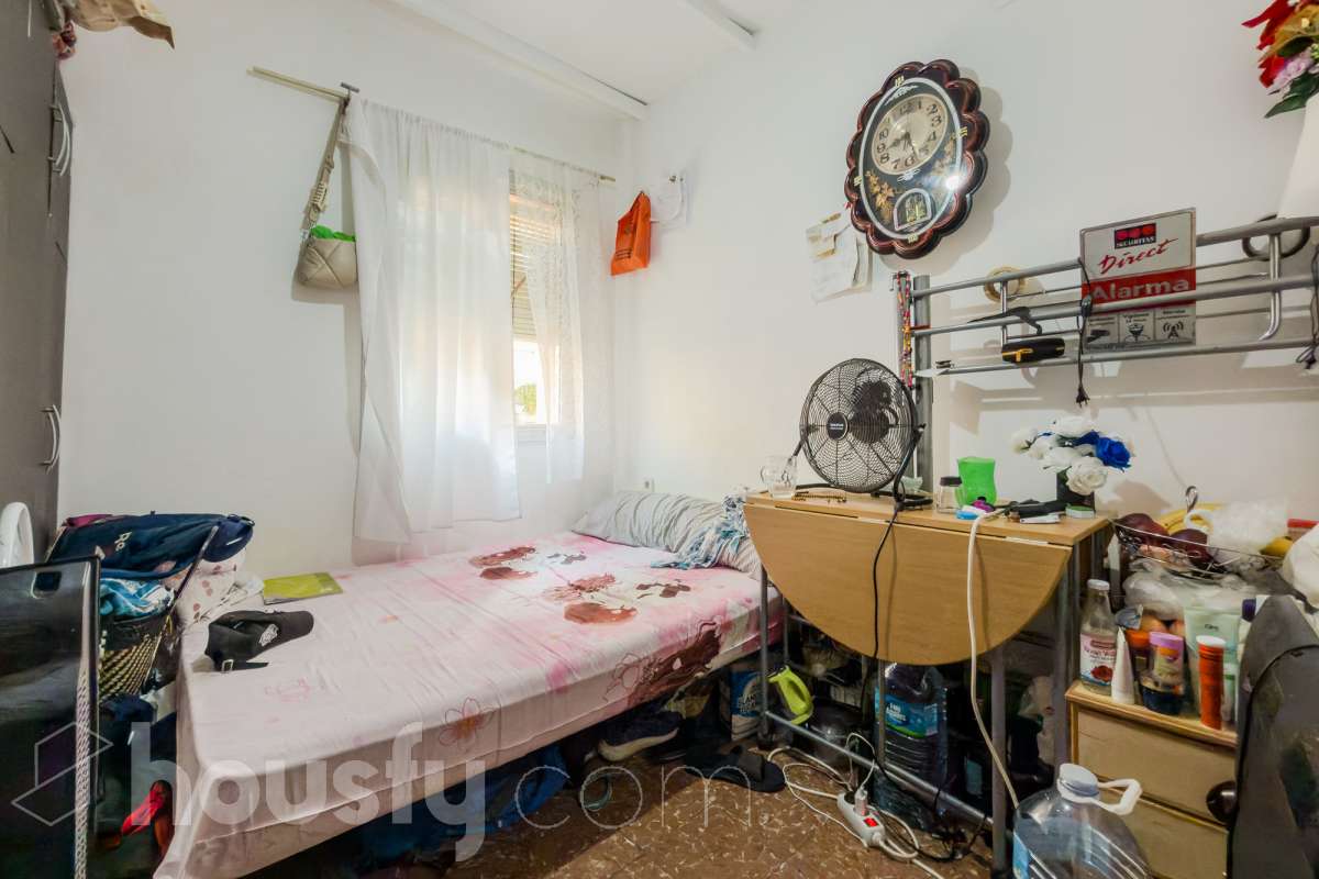 Housfy vende 🏡 luminoso piso ALQUILADO con una rentabilidad de 7,5 % bruta anual ,ubicado en Santa Coloma de Gramenet, el cuál consta de 37 metros útiles (verificados con la Dirección General de Catastro). Construido en el año: 1964. VIVIENCA ALQUILADA CON CONTRATO VIGENTE, UNICAMENTE INVERSORES Distribución de estancias -Salón-comedor -3 Dormitorios -1 Baño -Cocina equipada Zona y entorno Respecto a la ubicación, se sitúa en Santa Coloma de Gramenet, municipio de Barcelona. Esta propiedad se encuentra cerca de transporte público, colegios, supermercados y farmacias. Aviso legal El precio de venta no incluye gastos de la compraventa como notaría, registro, impuestos, ni tampoco honorarios agencia. Esta publicación no es vinculante. Consulta siempre la nota simple con Housfy antes de formalizar la compraventa. Sobre nosotros Housfy es la plataforma integral de servicios inmobiliarios. Nuestra combinación de expertos y tecnología pone al alcance de todo el mundo servicios cómodos, claros y seguros. AICAT número: 7922. Nos encargamos de la gestión y asesoramiento de la compra. ¡Olvídate de todo! Hacemos los trámites por ti. Y, si además necesitas financiación, ponemos a tu disposición un bróker hipotecario para ayudarte a conseguir las mejores condiciones para tu perfil económico. ¿Quieres visitarla? Contacta con Housfy y agenda tu visita sin compromiso. Más información en: housfy.com Este anuncio contiene imágenes ilustrativas, con el objetivo de mostrar el potencial de la propiedad, y pueden diferir del resultado final. En cumplimiento de la Ley 8/2026 en Cataluña, el certificado de presencia o ausencia de amianto se encuentra en proceso de tramitación.-9