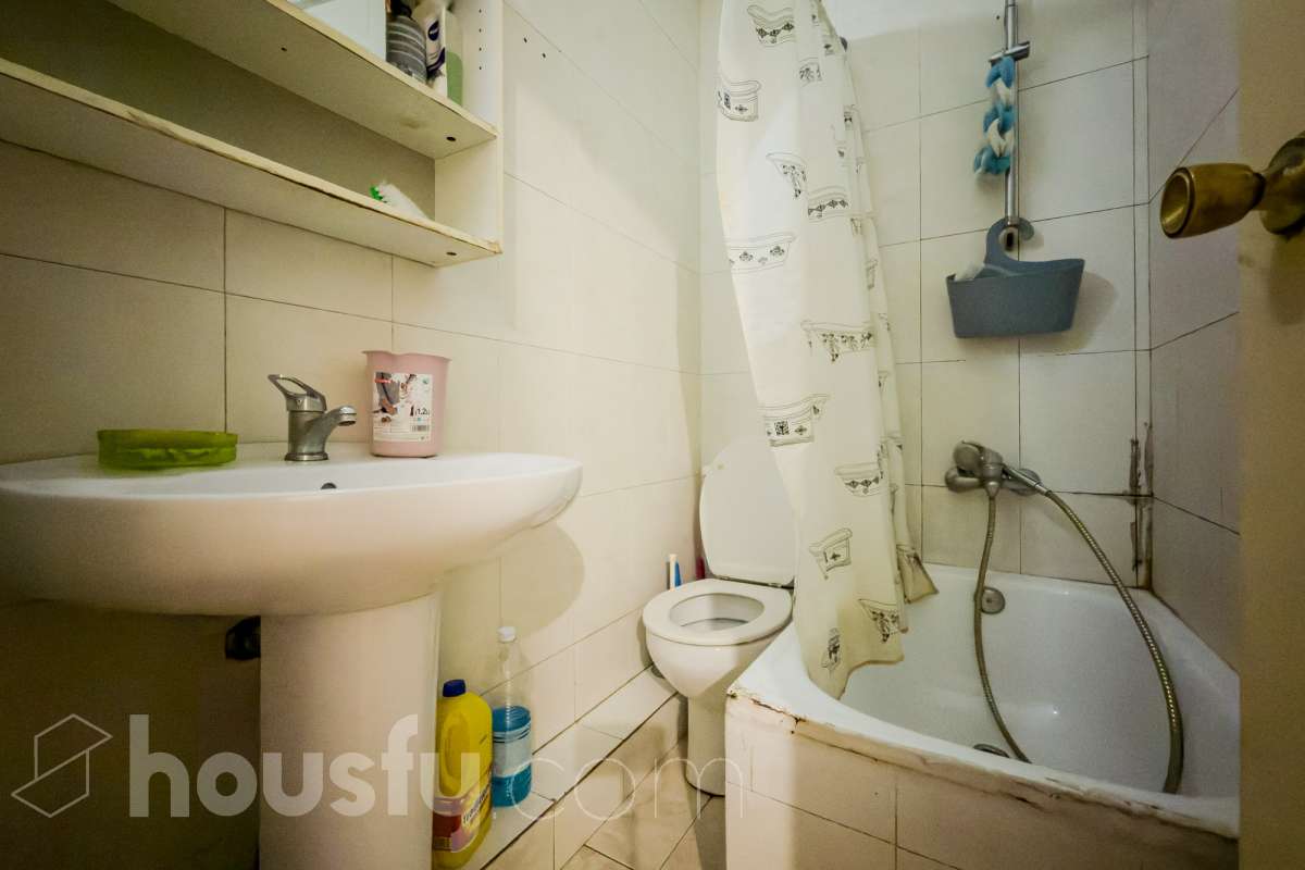 Housfy vende 🏡 luminoso piso ALQUILADO con una rentabilidad de 7,5 % bruta anual ,ubicado en Santa Coloma de Gramenet, el cuál consta de 37 metros útiles (verificados con la Dirección General de Catastro). Construido en el año: 1964. VIVIENCA ALQUILADA CON CONTRATO VIGENTE, UNICAMENTE INVERSORES Distribución de estancias -Salón-comedor -3 Dormitorios -1 Baño -Cocina equipada Zona y entorno Respecto a la ubicación, se sitúa en Santa Coloma de Gramenet, municipio de Barcelona. Esta propiedad se encuentra cerca de transporte público, colegios, supermercados y farmacias. Aviso legal El precio de venta no incluye gastos de la compraventa como notaría, registro, impuestos, ni tampoco honorarios agencia. Esta publicación no es vinculante. Consulta siempre la nota simple con Housfy antes de formalizar la compraventa. Sobre nosotros Housfy es la plataforma integral de servicios inmobiliarios. Nuestra combinación de expertos y tecnología pone al alcance de todo el mundo servicios cómodos, claros y seguros. AICAT número: 7922. Nos encargamos de la gestión y asesoramiento de la compra. ¡Olvídate de todo! Hacemos los trámites por ti. Y, si además necesitas financiación, ponemos a tu disposición un bróker hipotecario para ayudarte a conseguir las mejores condiciones para tu perfil económico. ¿Quieres visitarla? Contacta con Housfy y agenda tu visita sin compromiso. Más información en: housfy.com Este anuncio contiene imágenes ilustrativas, con el objetivo de mostrar el potencial de la propiedad, y pueden diferir del resultado final. En cumplimiento de la Ley 8/2026 en Cataluña, el certificado de presencia o ausencia de amianto se encuentra en proceso de tramitación.-22