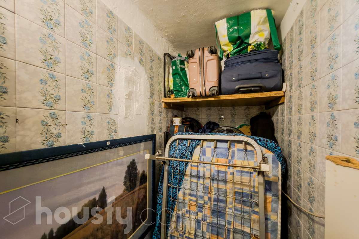 Housfy vende 🏡 luminoso piso ALQUILADO con una rentabilidad de 7,5 % bruta anual ,ubicado en Santa Coloma de Gramenet, el cuál consta de 37 metros útiles (verificados con la Dirección General de Catastro). Construido en el año: 1964. VIVIENCA ALQUILADA CON CONTRATO VIGENTE, UNICAMENTE INVERSORES Distribución de estancias -Salón-comedor -3 Dormitorios -1 Baño -Cocina equipada Zona y entorno Respecto a la ubicación, se sitúa en Santa Coloma de Gramenet, municipio de Barcelona. Esta propiedad se encuentra cerca de transporte público, colegios, supermercados y farmacias. Aviso legal El precio de venta no incluye gastos de la compraventa como notaría, registro, impuestos, ni tampoco honorarios agencia. Esta publicación no es vinculante. Consulta siempre la nota simple con Housfy antes de formalizar la compraventa. Sobre nosotros Housfy es la plataforma integral de servicios inmobiliarios. Nuestra combinación de expertos y tecnología pone al alcance de todo el mundo servicios cómodos, claros y seguros. AICAT número: 7922. Nos encargamos de la gestión y asesoramiento de la compra. ¡Olvídate de todo! Hacemos los trámites por ti. Y, si además necesitas financiación, ponemos a tu disposición un bróker hipotecario para ayudarte a conseguir las mejores condiciones para tu perfil económico. ¿Quieres visitarla? Contacta con Housfy y agenda tu visita sin compromiso. Más información en: housfy.com Este anuncio contiene imágenes ilustrativas, con el objetivo de mostrar el potencial de la propiedad, y pueden diferir del resultado final. En cumplimiento de la Ley 8/2026 en Cataluña, el certificado de presencia o ausencia de amianto se encuentra en proceso de tramitación.-14