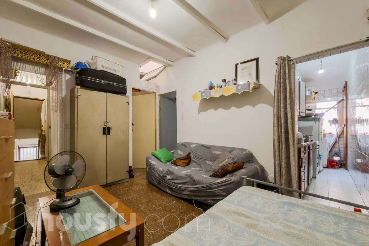 Housfy vende 🏡 luminoso piso ALQUILADO con una rentabilidad de 7,5 % bruta anual ,ubicado en Santa Coloma de Gramenet, el cuál consta de 37 metros útiles (verificados con la Dirección General de Catastro). Construido en el año: 1964. VIVIENCA ALQUILADA CON CONTRATO VIGENTE, UNICAMENTE INVERSORES Distribución de estancias -Salón-comedor -3 Dormitorios -1 Baño -Cocina equipada Zona y entorno Respecto a la ubicación, se sitúa en Santa Coloma de Gramenet, municipio de Barcelona. Esta propiedad se encuentra cerca de transporte público, colegios, supermercados y farmacias. Aviso legal El precio de venta no incluye gastos de la compraventa como notaría, registro, impuestos, ni tampoco honorarios agencia. Esta publicación no es vinculante. Consulta siempre la nota simple con Housfy antes de formalizar la compraventa. Sobre nosotros Housfy es la plataforma integral de servicios inmobiliarios. Nuestra combinación de expertos y tecnología pone al alcance de todo el mundo servicios cómodos, claros y seguros. AICAT número: 7922. Nos encargamos de la gestión y asesoramiento de la compra. ¡Olvídate de todo! Hacemos los trámites por ti. Y, si además necesitas financiación, ponemos a tu disposición un bróker hipotecario para ayudarte a conseguir las mejores condiciones para tu perfil económico. ¿Quieres visitarla? Contacta con Housfy y agenda tu visita sin compromiso. Más información en: housfy.com Este anuncio contiene imágenes ilustrativas, con el objetivo de mostrar el potencial de la propiedad, y pueden diferir del resultado final. En cumplimiento de la Ley 8/2026 en Cataluña, el certificado de presencia o ausencia de amianto se encuentra en proceso de tramitación.-5