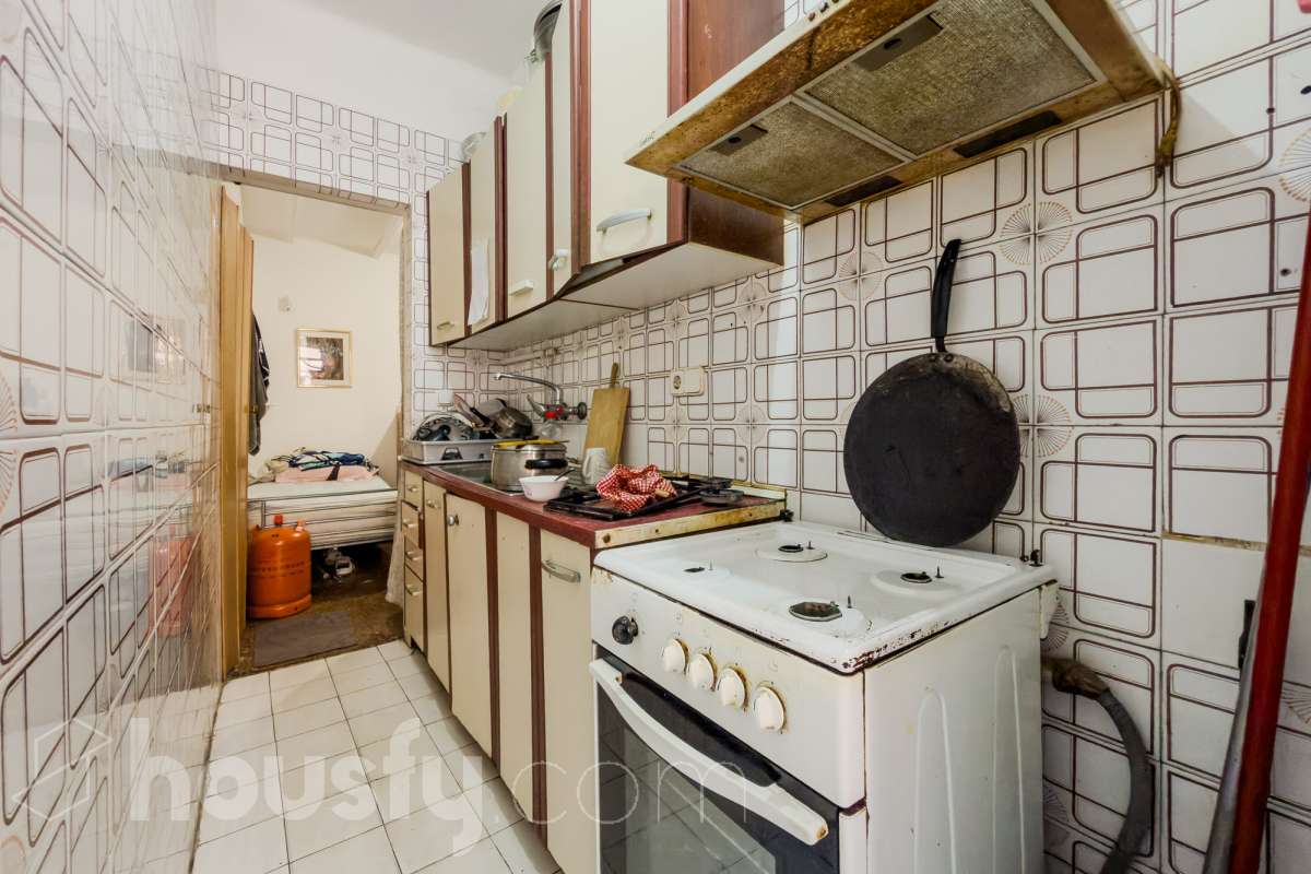 Housfy vende 🏡 luminoso piso ALQUILADO con una rentabilidad de 7,5 % bruta anual ,ubicado en Santa Coloma de Gramenet, el cuál consta de 37 metros útiles (verificados con la Dirección General de Catastro). Construido en el año: 1964. VIVIENCA ALQUILADA CON CONTRATO VIGENTE, UNICAMENTE INVERSORES Distribución de estancias -Salón-comedor -3 Dormitorios -1 Baño -Cocina equipada Zona y entorno Respecto a la ubicación, se sitúa en Santa Coloma de Gramenet, municipio de Barcelona. Esta propiedad se encuentra cerca de transporte público, colegios, supermercados y farmacias. Aviso legal El precio de venta no incluye gastos de la compraventa como notaría, registro, impuestos, ni tampoco honorarios agencia. Esta publicación no es vinculante. Consulta siempre la nota simple con Housfy antes de formalizar la compraventa. Sobre nosotros Housfy es la plataforma integral de servicios inmobiliarios. Nuestra combinación de expertos y tecnología pone al alcance de todo el mundo servicios cómodos, claros y seguros. AICAT número: 7922. Nos encargamos de la gestión y asesoramiento de la compra. ¡Olvídate de todo! Hacemos los trámites por ti. Y, si además necesitas financiación, ponemos a tu disposición un bróker hipotecario para ayudarte a conseguir las mejores condiciones para tu perfil económico. ¿Quieres visitarla? Contacta con Housfy y agenda tu visita sin compromiso. Más información en: housfy.com Este anuncio contiene imágenes ilustrativas, con el objetivo de mostrar el potencial de la propiedad, y pueden diferir del resultado final. En cumplimiento de la Ley 8/2026 en Cataluña, el certificado de presencia o ausencia de amianto se encuentra en proceso de tramitación.-20