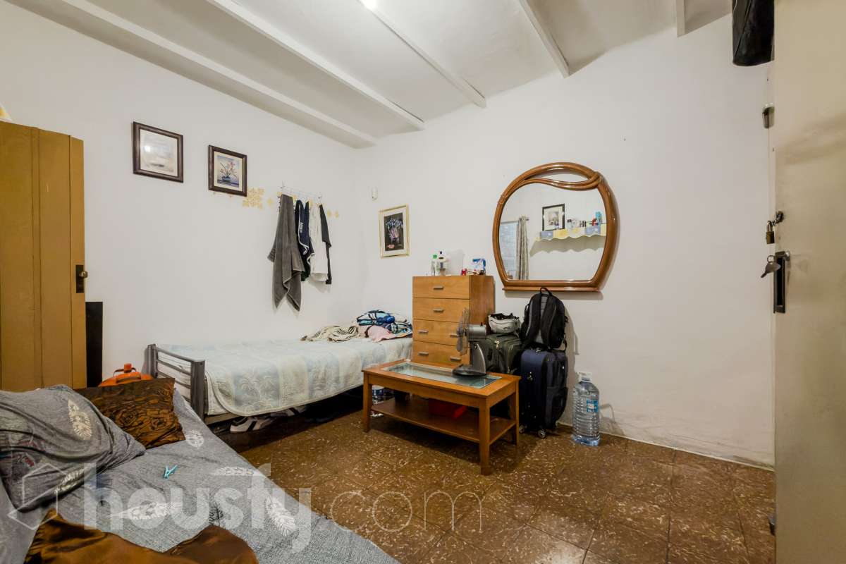 Housfy vende 🏡 luminoso piso ALQUILADO con una rentabilidad de 7,5 % bruta anual ,ubicado en Santa Coloma de Gramenet, el cuál consta de 37 metros útiles (verificados con la Dirección General de Catastro). Construido en el año: 1964. VIVIENCA ALQUILADA CON CONTRATO VIGENTE, UNICAMENTE INVERSORES Distribución de estancias -Salón-comedor -3 Dormitorios -1 Baño -Cocina equipada Zona y entorno Respecto a la ubicación, se sitúa en Santa Coloma de Gramenet, municipio de Barcelona. Esta propiedad se encuentra cerca de transporte público, colegios, supermercados y farmacias. Aviso legal El precio de venta no incluye gastos de la compraventa como notaría, registro, impuestos, ni tampoco honorarios agencia. Esta publicación no es vinculante. Consulta siempre la nota simple con Housfy antes de formalizar la compraventa. Sobre nosotros Housfy es la plataforma integral de servicios inmobiliarios. Nuestra combinación de expertos y tecnología pone al alcance de todo el mundo servicios cómodos, claros y seguros. AICAT número: 7922. Nos encargamos de la gestión y asesoramiento de la compra. ¡Olvídate de todo! Hacemos los trámites por ti. Y, si además necesitas financiación, ponemos a tu disposición un bróker hipotecario para ayudarte a conseguir las mejores condiciones para tu perfil económico. ¿Quieres visitarla? Contacta con Housfy y agenda tu visita sin compromiso. Más información en: housfy.com Este anuncio contiene imágenes ilustrativas, con el objetivo de mostrar el potencial de la propiedad, y pueden diferir del resultado final. En cumplimiento de la Ley 8/2026 en Cataluña, el certificado de presencia o ausencia de amianto se encuentra en proceso de tramitación.-2
