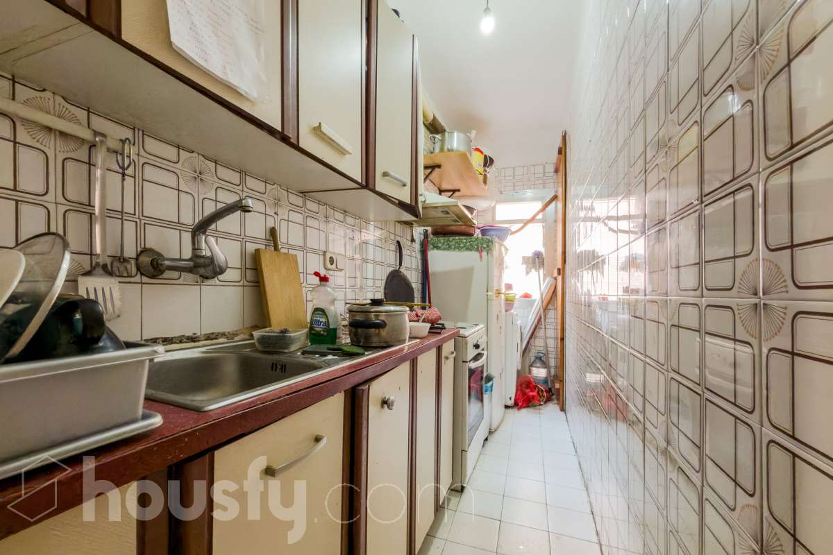 Housfy vende 🏡 luminoso piso ALQUILADO con una rentabilidad de 7,5 % bruta anual ,ubicado en Santa Coloma de Gramenet, el cuál consta de 37 metros útiles (verificados con la Dirección General de Catastro). Construido en el año: 1964. VIVIENCA ALQUILADA CON CONTRATO VIGENTE, UNICAMENTE INVERSORES Distribución de estancias -Salón-comedor -3 Dormitorios -1 Baño -Cocina equipada Zona y entorno Respecto a la ubicación, se sitúa en Santa Coloma de Gramenet, municipio de Barcelona. Esta propiedad se encuentra cerca de transporte público, colegios, supermercados y farmacias. Aviso legal El precio de venta no incluye gastos de la compraventa como notaría, registro, impuestos, ni tampoco honorarios agencia. Esta publicación no es vinculante. Consulta siempre la nota simple con Housfy antes de formalizar la compraventa. Sobre nosotros Housfy es la plataforma integral de servicios inmobiliarios. Nuestra combinación de expertos y tecnología pone al alcance de todo el mundo servicios cómodos, claros y seguros. AICAT número: 7922. Nos encargamos de la gestión y asesoramiento de la compra. ¡Olvídate de todo! Hacemos los trámites por ti. Y, si además necesitas financiación, ponemos a tu disposición un bróker hipotecario para ayudarte a conseguir las mejores condiciones para tu perfil económico. ¿Quieres visitarla? Contacta con Housfy y agenda tu visita sin compromiso. Más información en: housfy.com Este anuncio contiene imágenes ilustrativas, con el objetivo de mostrar el potencial de la propiedad, y pueden diferir del resultado final. En cumplimiento de la Ley 8/2026 en Cataluña, el certificado de presencia o ausencia de amianto se encuentra en proceso de tramitación.-16