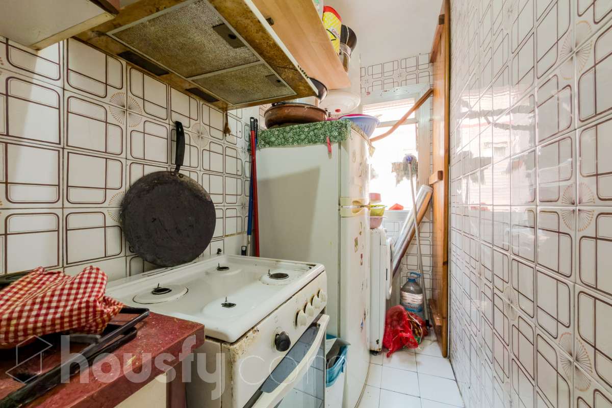Housfy vende 🏡 luminoso piso ALQUILADO con una rentabilidad de 7,5 % bruta anual ,ubicado en Santa Coloma de Gramenet, el cuál consta de 37 metros útiles (verificados con la Dirección General de Catastro). Construido en el año: 1964. VIVIENCA ALQUILADA CON CONTRATO VIGENTE, UNICAMENTE INVERSORES Distribución de estancias -Salón-comedor -3 Dormitorios -1 Baño -Cocina equipada Zona y entorno Respecto a la ubicación, se sitúa en Santa Coloma de Gramenet, municipio de Barcelona. Esta propiedad se encuentra cerca de transporte público, colegios, supermercados y farmacias. Aviso legal El precio de venta no incluye gastos de la compraventa como notaría, registro, impuestos, ni tampoco honorarios agencia. Esta publicación no es vinculante. Consulta siempre la nota simple con Housfy antes de formalizar la compraventa. Sobre nosotros Housfy es la plataforma integral de servicios inmobiliarios. Nuestra combinación de expertos y tecnología pone al alcance de todo el mundo servicios cómodos, claros y seguros. AICAT número: 7922. Nos encargamos de la gestión y asesoramiento de la compra. ¡Olvídate de todo! Hacemos los trámites por ti. Y, si además necesitas financiación, ponemos a tu disposición un bróker hipotecario para ayudarte a conseguir las mejores condiciones para tu perfil económico. ¿Quieres visitarla? Contacta con Housfy y agenda tu visita sin compromiso. Más información en: housfy.com Este anuncio contiene imágenes ilustrativas, con el objetivo de mostrar el potencial de la propiedad, y pueden diferir del resultado final. En cumplimiento de la Ley 8/2026 en Cataluña, el certificado de presencia o ausencia de amianto se encuentra en proceso de tramitación.-18