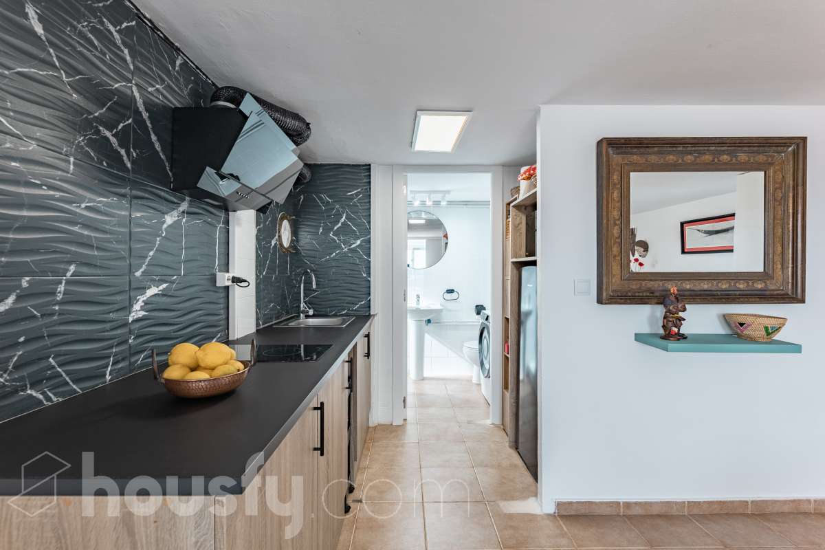 Housfy vende acogedor apartamento con vistas al mar en Vallpineda, Sitges. Ubicado en la exclusiva urbanización de Vallpineda, este luminoso apartamento esquinero ofrece un entorno tranquilo y rodeado de naturaleza, a tan solo dos minutos en coche del centro de Sitges y de sus playas. La vivienda, situada en una tercera planta con ascensor, cuenta con una distribución cómoda y funcional. Al entrar encontramos un espacio abierto que integra el salón-comedor y la cocina, con acceso directo a una agradable terraza de aproximadamente 7 m², desde donde disfrutar de unas bonitas vistas despejadas al entorno natural. Dispone de un dormitorio con grandes ventanales correderos que aportan mucha luz natural y permiten disfrutar de vistas al mar. Completa la vivienda un baño completo con ventana al exterior. La comunidad cuenta con piscina, zonas ajardinadas, servicio de conserjería y seguridad 24 horas. Además, existe la posibilidad de acceder a un club deportivo privado con piscinas, gimnasio, pistas de pádel y restaurante. La vivienda dispone de aire acondicionado y calefacción mediante split, agua caliente mediante termo eléctrico, suelos de gres, carpintería exterior de aluminio con persianas y ascensor. Zona y entorno Vallpineda es una tranquila zona residencial de Sitges, rodeada de naturaleza y bien comunicada, con servicios como supermercado, colegio internacional, club deportivo y autobús. Además, se encuentra a pocos minutos del centro, las playas y los principales accesos por carretera, con buena conexión con Barcelona y el aeropuerto. Aviso legal El precio de venta no incluye gastos de la compraventa como notaría, registro, impuestos, ni tampoco honorarios agencia. Esta publicación no es vinculante. Consulta siempre la nota simple con Housfy antes de formalizar la compraventa. Sobre nosotros Housfy es la plataforma integral de servicios inmobiliarios. Nuestra combinación de expertos y tecnología pone al alcance de todo el mundo servicios cómodos, claros y seguros. AICAT número: 7922. Nos encargamos de la gestión y asesoramiento de la compra. ¡Olvídate de todo! Hacemos los trámites por ti. Y, si además necesitas financiación, ponemos a tu disposición un bróker hipotecario para ayudarte a conseguir las mejores condiciones para tu perfil económico. ¿Quieres visitarla? Contacta con Housfy y agenda tu visita sin compromiso. Más información en: housfy.com-17