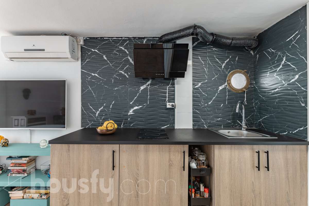 Housfy vende acogedor apartamento con vistas al mar en Vallpineda, Sitges. Ubicado en la exclusiva urbanización de Vallpineda, este luminoso apartamento esquinero ofrece un entorno tranquilo y rodeado de naturaleza, a tan solo dos minutos en coche del centro de Sitges y de sus playas. La vivienda, situada en una tercera planta con ascensor, cuenta con una distribución cómoda y funcional. Al entrar encontramos un espacio abierto que integra el salón-comedor y la cocina, con acceso directo a una agradable terraza de aproximadamente 7 m², desde donde disfrutar de unas bonitas vistas despejadas al entorno natural. Dispone de un dormitorio con grandes ventanales correderos que aportan mucha luz natural y permiten disfrutar de vistas al mar. Completa la vivienda un baño completo con ventana al exterior. La comunidad cuenta con piscina, zonas ajardinadas, servicio de conserjería y seguridad 24 horas. Además, existe la posibilidad de acceder a un club deportivo privado con piscinas, gimnasio, pistas de pádel y restaurante. La vivienda dispone de aire acondicionado y calefacción mediante split, agua caliente mediante termo eléctrico, suelos de gres, carpintería exterior de aluminio con persianas y ascensor. Zona y entorno Vallpineda es una tranquila zona residencial de Sitges, rodeada de naturaleza y bien comunicada, con servicios como supermercado, colegio internacional, club deportivo y autobús. Además, se encuentra a pocos minutos del centro, las playas y los principales accesos por carretera, con buena conexión con Barcelona y el aeropuerto. Aviso legal El precio de venta no incluye gastos de la compraventa como notaría, registro, impuestos, ni tampoco honorarios agencia. Esta publicación no es vinculante. Consulta siempre la nota simple con Housfy antes de formalizar la compraventa. Sobre nosotros Housfy es la plataforma integral de servicios inmobiliarios. Nuestra combinación de expertos y tecnología pone al alcance de todo el mundo servicios cómodos, claros y seguros. AICAT número: 7922. Nos encargamos de la gestión y asesoramiento de la compra. ¡Olvídate de todo! Hacemos los trámites por ti. Y, si además necesitas financiación, ponemos a tu disposición un bróker hipotecario para ayudarte a conseguir las mejores condiciones para tu perfil económico. ¿Quieres visitarla? Contacta con Housfy y agenda tu visita sin compromiso. Más información en: housfy.com-19