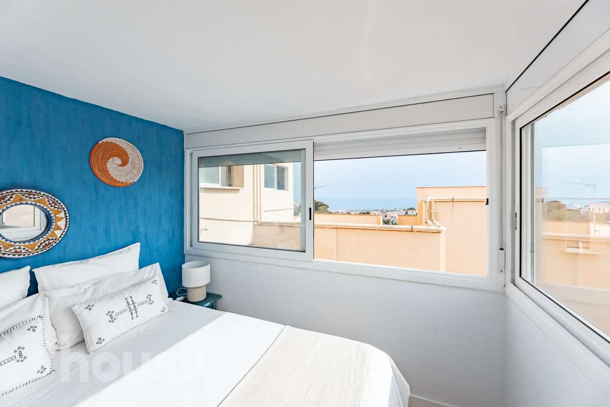 Housfy vende acogedor apartamento con vistas al mar en Vallpineda, Sitges. Ubicado en la exclusiva urbanización de Vallpineda, este luminoso apartamento esquinero ofrece un entorno tranquilo y rodeado de naturaleza, a tan solo dos minutos en coche del centro de Sitges y de sus playas. La vivienda, situada en una tercera planta con ascensor, cuenta con una distribución cómoda y funcional. Al entrar encontramos un espacio abierto que integra el salón-comedor y la cocina, con acceso directo a una agradable terraza de aproximadamente 7 m², desde donde disfrutar de unas bonitas vistas despejadas al entorno natural. Dispone de un dormitorio con grandes ventanales correderos que aportan mucha luz natural y permiten disfrutar de vistas al mar. Completa la vivienda un baño completo con ventana al exterior. La comunidad cuenta con piscina, zonas ajardinadas, servicio de conserjería y seguridad 24 horas. Además, existe la posibilidad de acceder a un club deportivo privado con piscinas, gimnasio, pistas de pádel y restaurante. La vivienda dispone de aire acondicionado y calefacción mediante split, agua caliente mediante termo eléctrico, suelos de gres, carpintería exterior de aluminio con persianas y ascensor. Zona y entorno Vallpineda es una tranquila zona residencial de Sitges, rodeada de naturaleza y bien comunicada, con servicios como supermercado, colegio internacional, club deportivo y autobús. Además, se encuentra a pocos minutos del centro, las playas y los principales accesos por carretera, con buena conexión con Barcelona y el aeropuerto. Aviso legal El precio de venta no incluye gastos de la compraventa como notaría, registro, impuestos, ni tampoco honorarios agencia. Esta publicación no es vinculante. Consulta siempre la nota simple con Housfy antes de formalizar la compraventa. Sobre nosotros Housfy es la plataforma integral de servicios inmobiliarios. Nuestra combinación de expertos y tecnología pone al alcance de todo el mundo servicios cómodos, claros y seguros. AICAT número: 7922. Nos encargamos de la gestión y asesoramiento de la compra. ¡Olvídate de todo! Hacemos los trámites por ti. Y, si además necesitas financiación, ponemos a tu disposición un bróker hipotecario para ayudarte a conseguir las mejores condiciones para tu perfil económico. ¿Quieres visitarla? Contacta con Housfy y agenda tu visita sin compromiso. Más información en: housfy.com-13