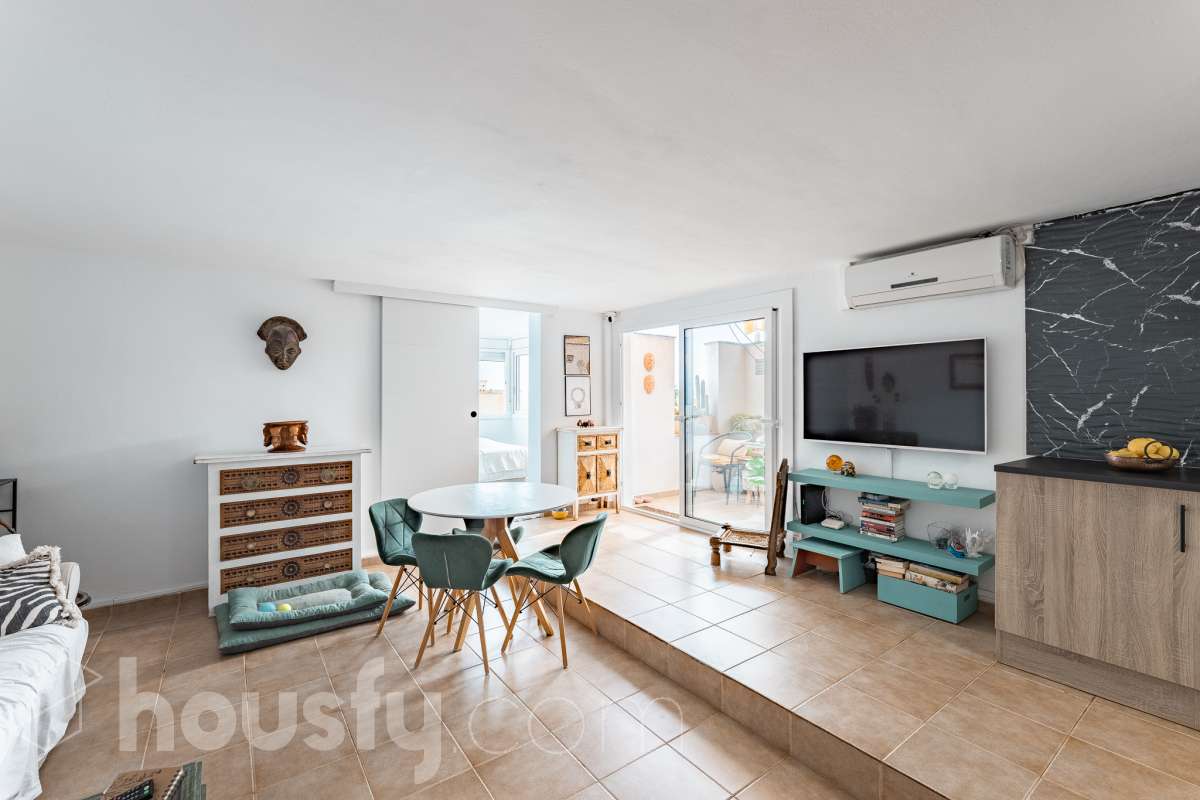 Housfy vende acogedor apartamento con vistas al mar en Vallpineda, Sitges. Ubicado en la exclusiva urbanización de Vallpineda, este luminoso apartamento esquinero ofrece un entorno tranquilo y rodeado de naturaleza, a tan solo dos minutos en coche del centro de Sitges y de sus playas. La vivienda, situada en una tercera planta con ascensor, cuenta con una distribución cómoda y funcional. Al entrar encontramos un espacio abierto que integra el salón-comedor y la cocina, con acceso directo a una agradable terraza de aproximadamente 7 m², desde donde disfrutar de unas bonitas vistas despejadas al entorno natural. Dispone de un dormitorio con grandes ventanales correderos que aportan mucha luz natural y permiten disfrutar de vistas al mar. Completa la vivienda un baño completo con ventana al exterior. La comunidad cuenta con piscina, zonas ajardinadas, servicio de conserjería y seguridad 24 horas. Además, existe la posibilidad de acceder a un club deportivo privado con piscinas, gimnasio, pistas de pádel y restaurante. La vivienda dispone de aire acondicionado y calefacción mediante split, agua caliente mediante termo eléctrico, suelos de gres, carpintería exterior de aluminio con persianas y ascensor. Zona y entorno Vallpineda es una tranquila zona residencial de Sitges, rodeada de naturaleza y bien comunicada, con servicios como supermercado, colegio internacional, club deportivo y autobús. Además, se encuentra a pocos minutos del centro, las playas y los principales accesos por carretera, con buena conexión con Barcelona y el aeropuerto. Aviso legal El precio de venta no incluye gastos de la compraventa como notaría, registro, impuestos, ni tampoco honorarios agencia. Esta publicación no es vinculante. Consulta siempre la nota simple con Housfy antes de formalizar la compraventa. Sobre nosotros Housfy es la plataforma integral de servicios inmobiliarios. Nuestra combinación de expertos y tecnología pone al alcance de todo el mundo servicios cómodos, claros y seguros. AICAT número: 7922. Nos encargamos de la gestión y asesoramiento de la compra. ¡Olvídate de todo! Hacemos los trámites por ti. Y, si además necesitas financiación, ponemos a tu disposición un bróker hipotecario para ayudarte a conseguir las mejores condiciones para tu perfil económico. ¿Quieres visitarla? Contacta con Housfy y agenda tu visita sin compromiso. Más información en: housfy.com-7