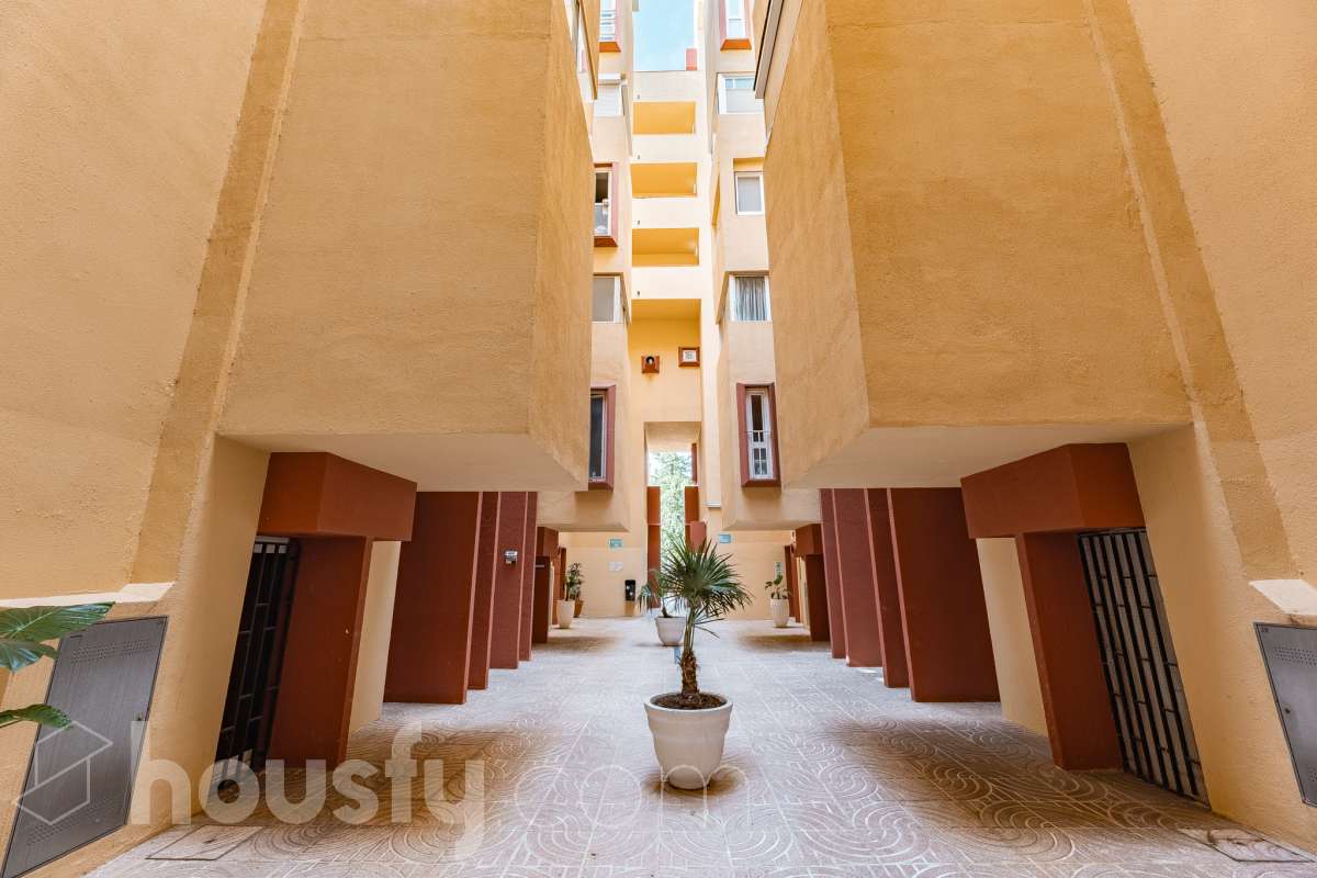 Housfy vende acogedor apartamento con vistas al mar en Vallpineda, Sitges. Ubicado en la exclusiva urbanización de Vallpineda, este luminoso apartamento esquinero ofrece un entorno tranquilo y rodeado de naturaleza, a tan solo dos minutos en coche del centro de Sitges y de sus playas. La vivienda, situada en una tercera planta con ascensor, cuenta con una distribución cómoda y funcional. Al entrar encontramos un espacio abierto que integra el salón-comedor y la cocina, con acceso directo a una agradable terraza de aproximadamente 7 m², desde donde disfrutar de unas bonitas vistas despejadas al entorno natural. Dispone de un dormitorio con grandes ventanales correderos que aportan mucha luz natural y permiten disfrutar de vistas al mar. Completa la vivienda un baño completo con ventana al exterior. La comunidad cuenta con piscina, zonas ajardinadas, servicio de conserjería y seguridad 24 horas. Además, existe la posibilidad de acceder a un club deportivo privado con piscinas, gimnasio, pistas de pádel y restaurante. La vivienda dispone de aire acondicionado y calefacción mediante split, agua caliente mediante termo eléctrico, suelos de gres, carpintería exterior de aluminio con persianas y ascensor. Zona y entorno Vallpineda es una tranquila zona residencial de Sitges, rodeada de naturaleza y bien comunicada, con servicios como supermercado, colegio internacional, club deportivo y autobús. Además, se encuentra a pocos minutos del centro, las playas y los principales accesos por carretera, con buena conexión con Barcelona y el aeropuerto. Aviso legal El precio de venta no incluye gastos de la compraventa como notaría, registro, impuestos, ni tampoco honorarios agencia. Esta publicación no es vinculante. Consulta siempre la nota simple con Housfy antes de formalizar la compraventa. Sobre nosotros Housfy es la plataforma integral de servicios inmobiliarios. Nuestra combinación de expertos y tecnología pone al alcance de todo el mundo servicios cómodos, claros y seguros. AICAT número: 7922. Nos encargamos de la gestión y asesoramiento de la compra. ¡Olvídate de todo! Hacemos los trámites por ti. Y, si además necesitas financiación, ponemos a tu disposición un bróker hipotecario para ayudarte a conseguir las mejores condiciones para tu perfil económico. ¿Quieres visitarla? Contacta con Housfy y agenda tu visita sin compromiso. Más información en: housfy.com-29