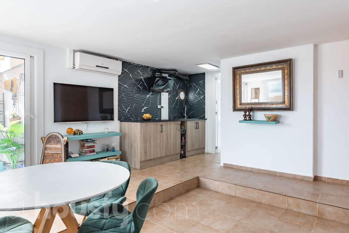 Housfy vende acogedor apartamento con vistas al mar en Vallpineda, Sitges. Ubicado en la exclusiva urbanización de Vallpineda, este luminoso apartamento esquinero ofrece un entorno tranquilo y rodeado de naturaleza, a tan solo dos minutos en coche del centro de Sitges y de sus playas. La vivienda, situada en una tercera planta con ascensor, cuenta con una distribución cómoda y funcional. Al entrar encontramos un espacio abierto que integra el salón-comedor y la cocina, con acceso directo a una agradable terraza de aproximadamente 7 m², desde donde disfrutar de unas bonitas vistas despejadas al entorno natural. Dispone de un dormitorio con grandes ventanales correderos que aportan mucha luz natural y permiten disfrutar de vistas al mar. Completa la vivienda un baño completo con ventana al exterior. La comunidad cuenta con piscina, zonas ajardinadas, servicio de conserjería y seguridad 24 horas. Además, existe la posibilidad de acceder a un club deportivo privado con piscinas, gimnasio, pistas de pádel y restaurante. La vivienda dispone de aire acondicionado y calefacción mediante split, agua caliente mediante termo eléctrico, suelos de gres, carpintería exterior de aluminio con persianas y ascensor. Zona y entorno Vallpineda es una tranquila zona residencial de Sitges, rodeada de naturaleza y bien comunicada, con servicios como supermercado, colegio internacional, club deportivo y autobús. Además, se encuentra a pocos minutos del centro, las playas y los principales accesos por carretera, con buena conexión con Barcelona y el aeropuerto. Aviso legal El precio de venta no incluye gastos de la compraventa como notaría, registro, impuestos, ni tampoco honorarios agencia. Esta publicación no es vinculante. Consulta siempre la nota simple con Housfy antes de formalizar la compraventa. Sobre nosotros Housfy es la plataforma integral de servicios inmobiliarios. Nuestra combinación de expertos y tecnología pone al alcance de todo el mundo servicios cómodos, claros y seguros. AICAT número: 7922. Nos encargamos de la gestión y asesoramiento de la compra. ¡Olvídate de todo! Hacemos los trámites por ti. Y, si además necesitas financiación, ponemos a tu disposición un bróker hipotecario para ayudarte a conseguir las mejores condiciones para tu perfil económico. ¿Quieres visitarla? Contacta con Housfy y agenda tu visita sin compromiso. Más información en: housfy.com-6