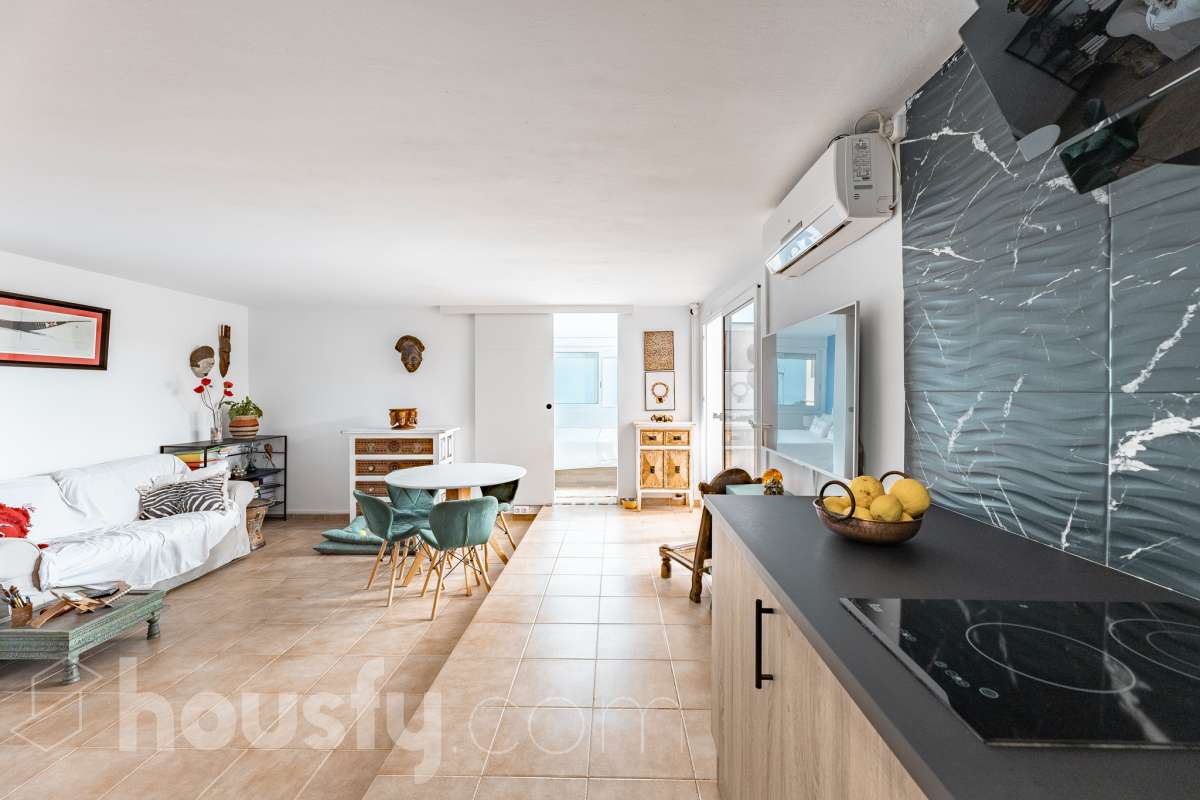 Housfy vende acogedor apartamento con vistas al mar en Vallpineda, Sitges. Ubicado en la exclusiva urbanización de Vallpineda, este luminoso apartamento esquinero ofrece un entorno tranquilo y rodeado de naturaleza, a tan solo dos minutos en coche del centro de Sitges y de sus playas. La vivienda, situada en una tercera planta con ascensor, cuenta con una distribución cómoda y funcional. Al entrar encontramos un espacio abierto que integra el salón-comedor y la cocina, con acceso directo a una agradable terraza de aproximadamente 7 m², desde donde disfrutar de unas bonitas vistas despejadas al entorno natural. Dispone de un dormitorio con grandes ventanales correderos que aportan mucha luz natural y permiten disfrutar de vistas al mar. Completa la vivienda un baño completo con ventana al exterior. La comunidad cuenta con piscina, zonas ajardinadas, servicio de conserjería y seguridad 24 horas. Además, existe la posibilidad de acceder a un club deportivo privado con piscinas, gimnasio, pistas de pádel y restaurante. La vivienda dispone de aire acondicionado y calefacción mediante split, agua caliente mediante termo eléctrico, suelos de gres, carpintería exterior de aluminio con persianas y ascensor. Zona y entorno Vallpineda es una tranquila zona residencial de Sitges, rodeada de naturaleza y bien comunicada, con servicios como supermercado, colegio internacional, club deportivo y autobús. Además, se encuentra a pocos minutos del centro, las playas y los principales accesos por carretera, con buena conexión con Barcelona y el aeropuerto. Aviso legal El precio de venta no incluye gastos de la compraventa como notaría, registro, impuestos, ni tampoco honorarios agencia. Esta publicación no es vinculante. Consulta siempre la nota simple con Housfy antes de formalizar la compraventa. Sobre nosotros Housfy es la plataforma integral de servicios inmobiliarios. Nuestra combinación de expertos y tecnología pone al alcance de todo el mundo servicios cómodos, claros y seguros. AICAT número: 7922. Nos encargamos de la gestión y asesoramiento de la compra. ¡Olvídate de todo! Hacemos los trámites por ti. Y, si además necesitas financiación, ponemos a tu disposición un bróker hipotecario para ayudarte a conseguir las mejores condiciones para tu perfil económico. ¿Quieres visitarla? Contacta con Housfy y agenda tu visita sin compromiso. Más información en: housfy.com-22
