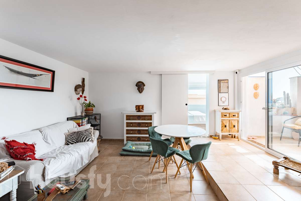Housfy vende acogedor apartamento con vistas al mar en Vallpineda, Sitges. Ubicado en la exclusiva urbanización de Vallpineda, este luminoso apartamento esquinero ofrece un entorno tranquilo y rodeado de naturaleza, a tan solo dos minutos en coche del centro de Sitges y de sus playas. La vivienda, situada en una tercera planta con ascensor, cuenta con una distribución cómoda y funcional. Al entrar encontramos un espacio abierto que integra el salón-comedor y la cocina, con acceso directo a una agradable terraza de aproximadamente 7 m², desde donde disfrutar de unas bonitas vistas despejadas al entorno natural. Dispone de un dormitorio con grandes ventanales correderos que aportan mucha luz natural y permiten disfrutar de vistas al mar. Completa la vivienda un baño completo con ventana al exterior. La comunidad cuenta con piscina, zonas ajardinadas, servicio de conserjería y seguridad 24 horas. Además, existe la posibilidad de acceder a un club deportivo privado con piscinas, gimnasio, pistas de pádel y restaurante. La vivienda dispone de aire acondicionado y calefacción mediante split, agua caliente mediante termo eléctrico, suelos de gres, carpintería exterior de aluminio con persianas y ascensor. Zona y entorno Vallpineda es una tranquila zona residencial de Sitges, rodeada de naturaleza y bien comunicada, con servicios como supermercado, colegio internacional, club deportivo y autobús. Además, se encuentra a pocos minutos del centro, las playas y los principales accesos por carretera, con buena conexión con Barcelona y el aeropuerto. Aviso legal El precio de venta no incluye gastos de la compraventa como notaría, registro, impuestos, ni tampoco honorarios agencia. Esta publicación no es vinculante. Consulta siempre la nota simple con Housfy antes de formalizar la compraventa. Sobre nosotros Housfy es la plataforma integral de servicios inmobiliarios. Nuestra combinación de expertos y tecnología pone al alcance de todo el mundo servicios cómodos, claros y seguros. AICAT número: 7922. Nos encargamos de la gestión y asesoramiento de la compra. ¡Olvídate de todo! Hacemos los trámites por ti. Y, si además necesitas financiación, ponemos a tu disposición un bróker hipotecario para ayudarte a conseguir las mejores condiciones para tu perfil económico. ¿Quieres visitarla? Contacta con Housfy y agenda tu visita sin compromiso. Más información en: housfy.com-8