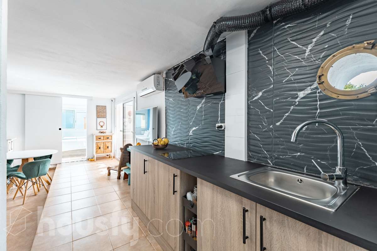 Housfy vende acogedor apartamento con vistas al mar en Vallpineda, Sitges. Ubicado en la exclusiva urbanización de Vallpineda, este luminoso apartamento esquinero ofrece un entorno tranquilo y rodeado de naturaleza, a tan solo dos minutos en coche del centro de Sitges y de sus playas. La vivienda, situada en una tercera planta con ascensor, cuenta con una distribución cómoda y funcional. Al entrar encontramos un espacio abierto que integra el salón-comedor y la cocina, con acceso directo a una agradable terraza de aproximadamente 7 m², desde donde disfrutar de unas bonitas vistas despejadas al entorno natural. Dispone de un dormitorio con grandes ventanales correderos que aportan mucha luz natural y permiten disfrutar de vistas al mar. Completa la vivienda un baño completo con ventana al exterior. La comunidad cuenta con piscina, zonas ajardinadas, servicio de conserjería y seguridad 24 horas. Además, existe la posibilidad de acceder a un club deportivo privado con piscinas, gimnasio, pistas de pádel y restaurante. La vivienda dispone de aire acondicionado y calefacción mediante split, agua caliente mediante termo eléctrico, suelos de gres, carpintería exterior de aluminio con persianas y ascensor. Zona y entorno Vallpineda es una tranquila zona residencial de Sitges, rodeada de naturaleza y bien comunicada, con servicios como supermercado, colegio internacional, club deportivo y autobús. Además, se encuentra a pocos minutos del centro, las playas y los principales accesos por carretera, con buena conexión con Barcelona y el aeropuerto. Aviso legal El precio de venta no incluye gastos de la compraventa como notaría, registro, impuestos, ni tampoco honorarios agencia. Esta publicación no es vinculante. Consulta siempre la nota simple con Housfy antes de formalizar la compraventa. Sobre nosotros Housfy es la plataforma integral de servicios inmobiliarios. Nuestra combinación de expertos y tecnología pone al alcance de todo el mundo servicios cómodos, claros y seguros. AICAT número: 7922. Nos encargamos de la gestión y asesoramiento de la compra. ¡Olvídate de todo! Hacemos los trámites por ti. Y, si además necesitas financiación, ponemos a tu disposición un bróker hipotecario para ayudarte a conseguir las mejores condiciones para tu perfil económico. ¿Quieres visitarla? Contacta con Housfy y agenda tu visita sin compromiso. Más información en: housfy.com-20
