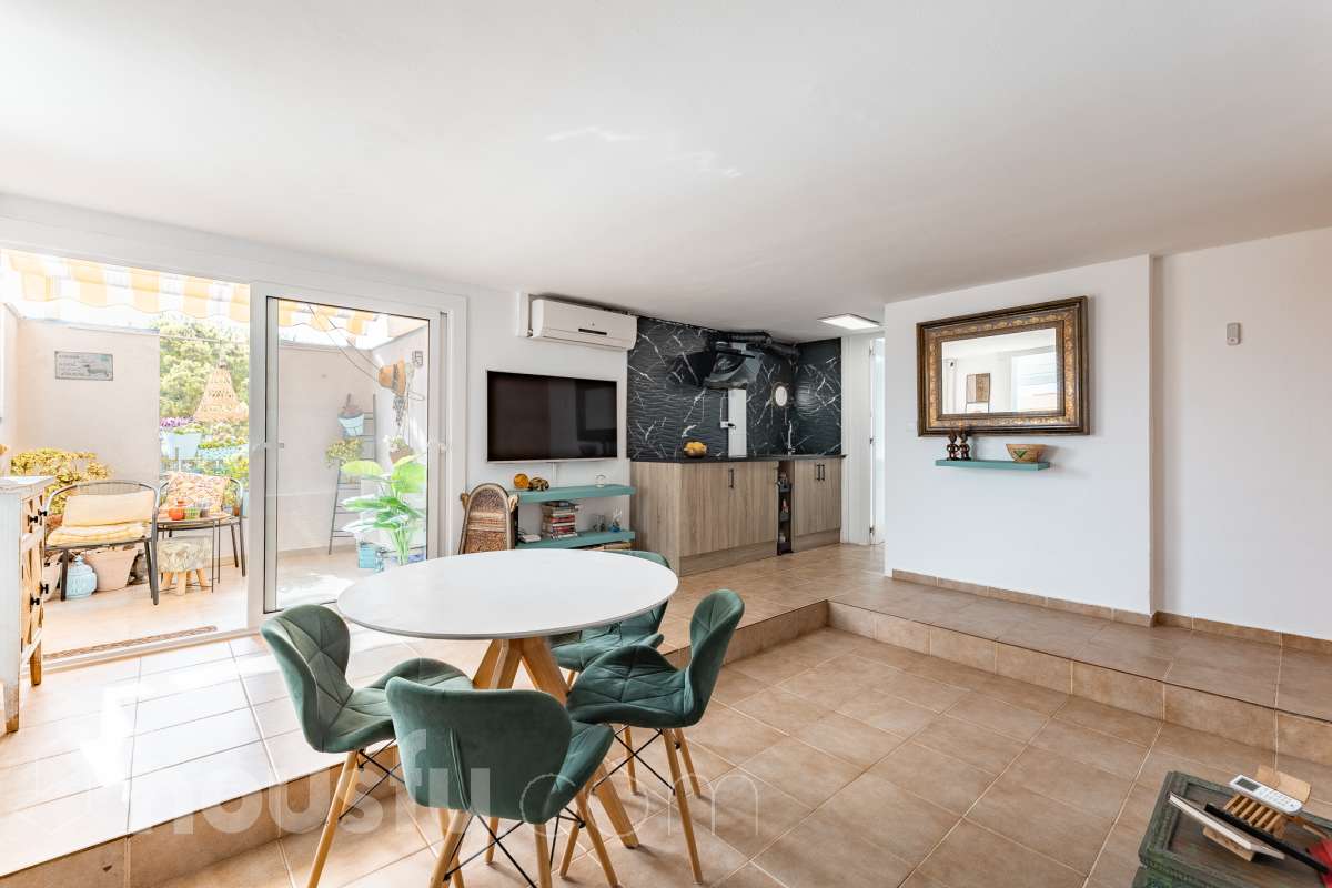 Housfy vende acogedor apartamento con vistas al mar en Vallpineda, Sitges. Ubicado en la exclusiva urbanización de Vallpineda, este luminoso apartamento esquinero ofrece un entorno tranquilo y rodeado de naturaleza, a tan solo dos minutos en coche del centro de Sitges y de sus playas. La vivienda, situada en una tercera planta con ascensor, cuenta con una distribución cómoda y funcional. Al entrar encontramos un espacio abierto que integra el salón-comedor y la cocina, con acceso directo a una agradable terraza de aproximadamente 7 m², desde donde disfrutar de unas bonitas vistas despejadas al entorno natural. Dispone de un dormitorio con grandes ventanales correderos que aportan mucha luz natural y permiten disfrutar de vistas al mar. Completa la vivienda un baño completo con ventana al exterior. La comunidad cuenta con piscina, zonas ajardinadas, servicio de conserjería y seguridad 24 horas. Además, existe la posibilidad de acceder a un club deportivo privado con piscinas, gimnasio, pistas de pádel y restaurante. La vivienda dispone de aire acondicionado y calefacción mediante split, agua caliente mediante termo eléctrico, suelos de gres, carpintería exterior de aluminio con persianas y ascensor. Zona y entorno Vallpineda es una tranquila zona residencial de Sitges, rodeada de naturaleza y bien comunicada, con servicios como supermercado, colegio internacional, club deportivo y autobús. Además, se encuentra a pocos minutos del centro, las playas y los principales accesos por carretera, con buena conexión con Barcelona y el aeropuerto. Aviso legal El precio de venta no incluye gastos de la compraventa como notaría, registro, impuestos, ni tampoco honorarios agencia. Esta publicación no es vinculante. Consulta siempre la nota simple con Housfy antes de formalizar la compraventa. Sobre nosotros Housfy es la plataforma integral de servicios inmobiliarios. Nuestra combinación de expertos y tecnología pone al alcance de todo el mundo servicios cómodos, claros y seguros. AICAT número: 7922. Nos encargamos de la gestión y asesoramiento de la compra. ¡Olvídate de todo! Hacemos los trámites por ti. Y, si además necesitas financiación, ponemos a tu disposición un bróker hipotecario para ayudarte a conseguir las mejores condiciones para tu perfil económico. ¿Quieres visitarla? Contacta con Housfy y agenda tu visita sin compromiso. Más información en: housfy.com-3