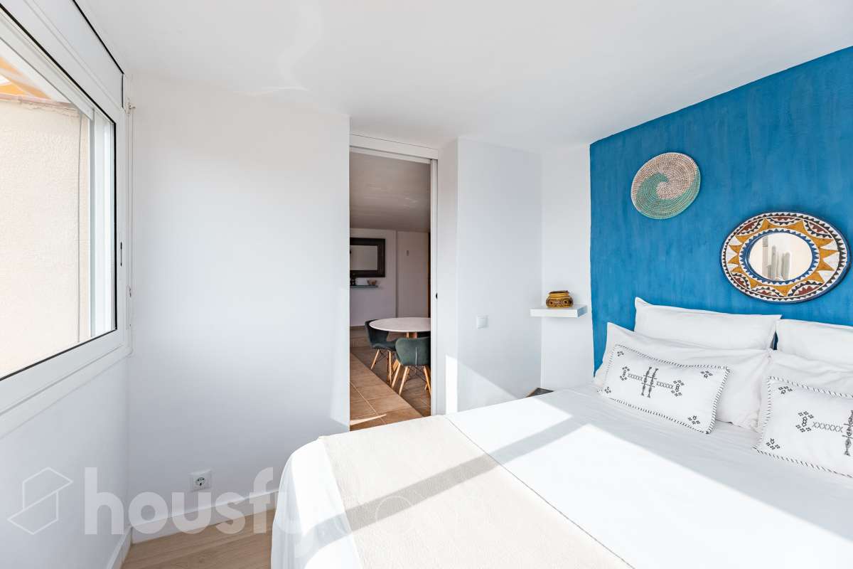Housfy vende acogedor apartamento con vistas al mar en Vallpineda, Sitges. Ubicado en la exclusiva urbanización de Vallpineda, este luminoso apartamento esquinero ofrece un entorno tranquilo y rodeado de naturaleza, a tan solo dos minutos en coche del centro de Sitges y de sus playas. La vivienda, situada en una tercera planta con ascensor, cuenta con una distribución cómoda y funcional. Al entrar encontramos un espacio abierto que integra el salón-comedor y la cocina, con acceso directo a una agradable terraza de aproximadamente 7 m², desde donde disfrutar de unas bonitas vistas despejadas al entorno natural. Dispone de un dormitorio con grandes ventanales correderos que aportan mucha luz natural y permiten disfrutar de vistas al mar. Completa la vivienda un baño completo con ventana al exterior. La comunidad cuenta con piscina, zonas ajardinadas, servicio de conserjería y seguridad 24 horas. Además, existe la posibilidad de acceder a un club deportivo privado con piscinas, gimnasio, pistas de pádel y restaurante. La vivienda dispone de aire acondicionado y calefacción mediante split, agua caliente mediante termo eléctrico, suelos de gres, carpintería exterior de aluminio con persianas y ascensor. Zona y entorno Vallpineda es una tranquila zona residencial de Sitges, rodeada de naturaleza y bien comunicada, con servicios como supermercado, colegio internacional, club deportivo y autobús. Además, se encuentra a pocos minutos del centro, las playas y los principales accesos por carretera, con buena conexión con Barcelona y el aeropuerto. Aviso legal El precio de venta no incluye gastos de la compraventa como notaría, registro, impuestos, ni tampoco honorarios agencia. Esta publicación no es vinculante. Consulta siempre la nota simple con Housfy antes de formalizar la compraventa. Sobre nosotros Housfy es la plataforma integral de servicios inmobiliarios. Nuestra combinación de expertos y tecnología pone al alcance de todo el mundo servicios cómodos, claros y seguros. AICAT número: 7922. Nos encargamos de la gestión y asesoramiento de la compra. ¡Olvídate de todo! Hacemos los trámites por ti. Y, si además necesitas financiación, ponemos a tu disposición un bróker hipotecario para ayudarte a conseguir las mejores condiciones para tu perfil económico. ¿Quieres visitarla? Contacta con Housfy y agenda tu visita sin compromiso. Más información en: housfy.com-16