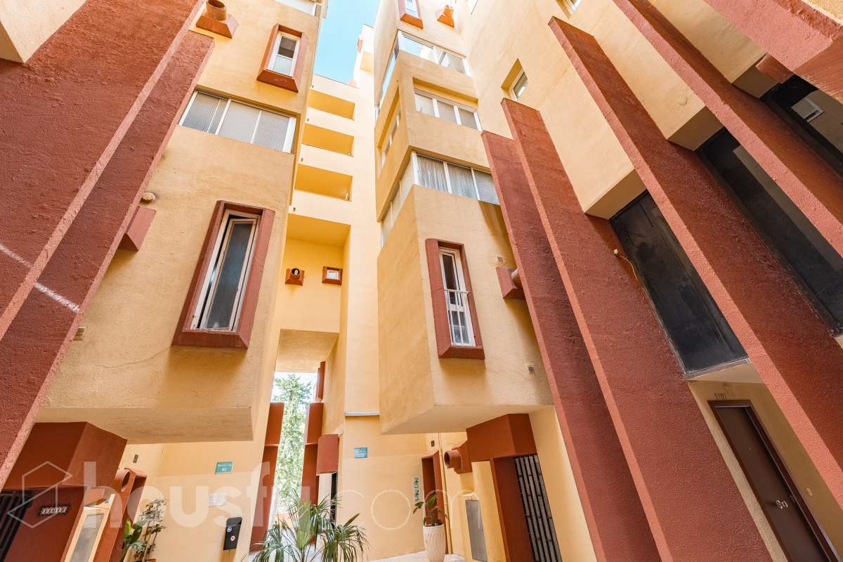 Housfy vende acogedor apartamento con vistas al mar en Vallpineda, Sitges. Ubicado en la exclusiva urbanización de Vallpineda, este luminoso apartamento esquinero ofrece un entorno tranquilo y rodeado de naturaleza, a tan solo dos minutos en coche del centro de Sitges y de sus playas. La vivienda, situada en una tercera planta con ascensor, cuenta con una distribución cómoda y funcional. Al entrar encontramos un espacio abierto que integra el salón-comedor y la cocina, con acceso directo a una agradable terraza de aproximadamente 7 m², desde donde disfrutar de unas bonitas vistas despejadas al entorno natural. Dispone de un dormitorio con grandes ventanales correderos que aportan mucha luz natural y permiten disfrutar de vistas al mar. Completa la vivienda un baño completo con ventana al exterior. La comunidad cuenta con piscina, zonas ajardinadas, servicio de conserjería y seguridad 24 horas. Además, existe la posibilidad de acceder a un club deportivo privado con piscinas, gimnasio, pistas de pádel y restaurante. La vivienda dispone de aire acondicionado y calefacción mediante split, agua caliente mediante termo eléctrico, suelos de gres, carpintería exterior de aluminio con persianas y ascensor. Zona y entorno Vallpineda es una tranquila zona residencial de Sitges, rodeada de naturaleza y bien comunicada, con servicios como supermercado, colegio internacional, club deportivo y autobús. Además, se encuentra a pocos minutos del centro, las playas y los principales accesos por carretera, con buena conexión con Barcelona y el aeropuerto. Aviso legal El precio de venta no incluye gastos de la compraventa como notaría, registro, impuestos, ni tampoco honorarios agencia. Esta publicación no es vinculante. Consulta siempre la nota simple con Housfy antes de formalizar la compraventa. Sobre nosotros Housfy es la plataforma integral de servicios inmobiliarios. Nuestra combinación de expertos y tecnología pone al alcance de todo el mundo servicios cómodos, claros y seguros. AICAT número: 7922. Nos encargamos de la gestión y asesoramiento de la compra. ¡Olvídate de todo! Hacemos los trámites por ti. Y, si además necesitas financiación, ponemos a tu disposición un bróker hipotecario para ayudarte a conseguir las mejores condiciones para tu perfil económico. ¿Quieres visitarla? Contacta con Housfy y agenda tu visita sin compromiso. Más información en: housfy.com-30