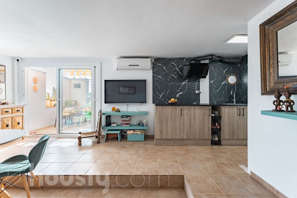 Housfy vende acogedor apartamento con vistas al mar en Vallpineda, Sitges. Ubicado en la exclusiva urbanización de Vallpineda, este luminoso apartamento esquinero ofrece un entorno tranquilo y rodeado de naturaleza, a tan solo dos minutos en coche del centro de Sitges y de sus playas. La vivienda, situada en una tercera planta con ascensor, cuenta con una distribución cómoda y funcional. Al entrar encontramos un espacio abierto que integra el salón-comedor y la cocina, con acceso directo a una agradable terraza de aproximadamente 7 m², desde donde disfrutar de unas bonitas vistas despejadas al entorno natural. Dispone de un dormitorio con grandes ventanales correderos que aportan mucha luz natural y permiten disfrutar de vistas al mar. Completa la vivienda un baño completo con ventana al exterior. La comunidad cuenta con piscina, zonas ajardinadas, servicio de conserjería y seguridad 24 horas. Además, existe la posibilidad de acceder a un club deportivo privado con piscinas, gimnasio, pistas de pádel y restaurante. La vivienda dispone de aire acondicionado y calefacción mediante split, agua caliente mediante termo eléctrico, suelos de gres, carpintería exterior de aluminio con persianas y ascensor. Zona y entorno Vallpineda es una tranquila zona residencial de Sitges, rodeada de naturaleza y bien comunicada, con servicios como supermercado, colegio internacional, club deportivo y autobús. Además, se encuentra a pocos minutos del centro, las playas y los principales accesos por carretera, con buena conexión con Barcelona y el aeropuerto. Aviso legal El precio de venta no incluye gastos de la compraventa como notaría, registro, impuestos, ni tampoco honorarios agencia. Esta publicación no es vinculante. Consulta siempre la nota simple con Housfy antes de formalizar la compraventa. Sobre nosotros Housfy es la plataforma integral de servicios inmobiliarios. Nuestra combinación de expertos y tecnología pone al alcance de todo el mundo servicios cómodos, claros y seguros. AICAT número: 7922. Nos encargamos de la gestión y asesoramiento de la compra. ¡Olvídate de todo! Hacemos los trámites por ti. Y, si además necesitas financiación, ponemos a tu disposición un bróker hipotecario para ayudarte a conseguir las mejores condiciones para tu perfil económico. ¿Quieres visitarla? Contacta con Housfy y agenda tu visita sin compromiso. Más información en: housfy.com-4