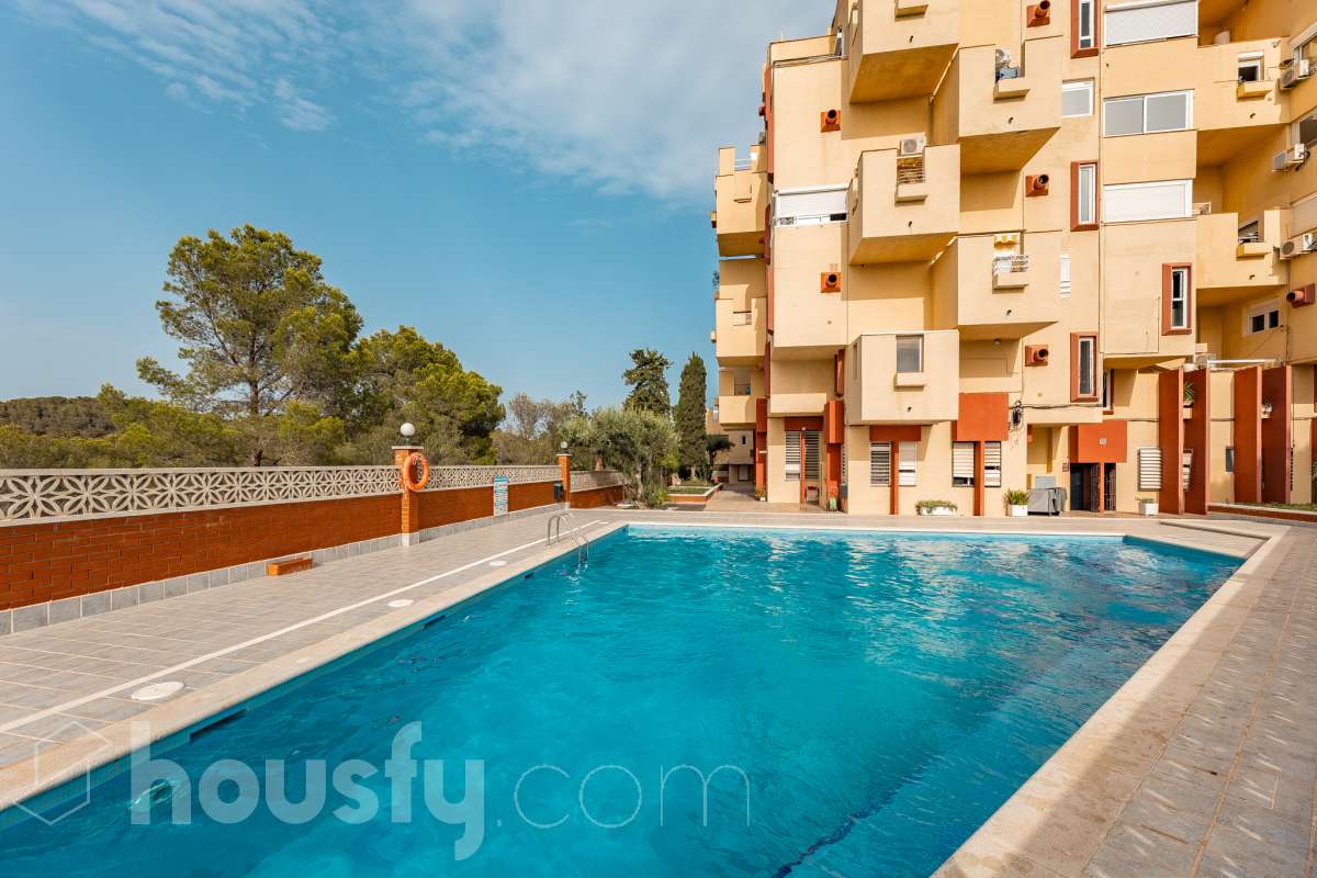 Housfy vende acogedor apartamento con vistas al mar en Vallpineda, Sitges. Ubicado en la exclusiva urbanización de Vallpineda, este luminoso apartamento esquinero ofrece un entorno tranquilo y rodeado de naturaleza, a tan solo dos minutos en coche del centro de Sitges y de sus playas. La vivienda, situada en una tercera planta con ascensor, cuenta con una distribución cómoda y funcional. Al entrar encontramos un espacio abierto que integra el salón-comedor y la cocina, con acceso directo a una agradable terraza de aproximadamente 7 m², desde donde disfrutar de unas bonitas vistas despejadas al entorno natural. Dispone de un dormitorio con grandes ventanales correderos que aportan mucha luz natural y permiten disfrutar de vistas al mar. Completa la vivienda un baño completo con ventana al exterior. La comunidad cuenta con piscina, zonas ajardinadas, servicio de conserjería y seguridad 24 horas. Además, existe la posibilidad de acceder a un club deportivo privado con piscinas, gimnasio, pistas de pádel y restaurante. La vivienda dispone de aire acondicionado y calefacción mediante split, agua caliente mediante termo eléctrico, suelos de gres, carpintería exterior de aluminio con persianas y ascensor. Zona y entorno Vallpineda es una tranquila zona residencial de Sitges, rodeada de naturaleza y bien comunicada, con servicios como supermercado, colegio internacional, club deportivo y autobús. Además, se encuentra a pocos minutos del centro, las playas y los principales accesos por carretera, con buena conexión con Barcelona y el aeropuerto. Aviso legal El precio de venta no incluye gastos de la compraventa como notaría, registro, impuestos, ni tampoco honorarios agencia. Esta publicación no es vinculante. Consulta siempre la nota simple con Housfy antes de formalizar la compraventa. Sobre nosotros Housfy es la plataforma integral de servicios inmobiliarios. Nuestra combinación de expertos y tecnología pone al alcance de todo el mundo servicios cómodos, claros y seguros. AICAT número: 7922. Nos encargamos de la gestión y asesoramiento de la compra. ¡Olvídate de todo! Hacemos los trámites por ti. Y, si además necesitas financiación, ponemos a tu disposición un bróker hipotecario para ayudarte a conseguir las mejores condiciones para tu perfil económico. ¿Quieres visitarla? Contacta con Housfy y agenda tu visita sin compromiso. Más información en: housfy.com-2