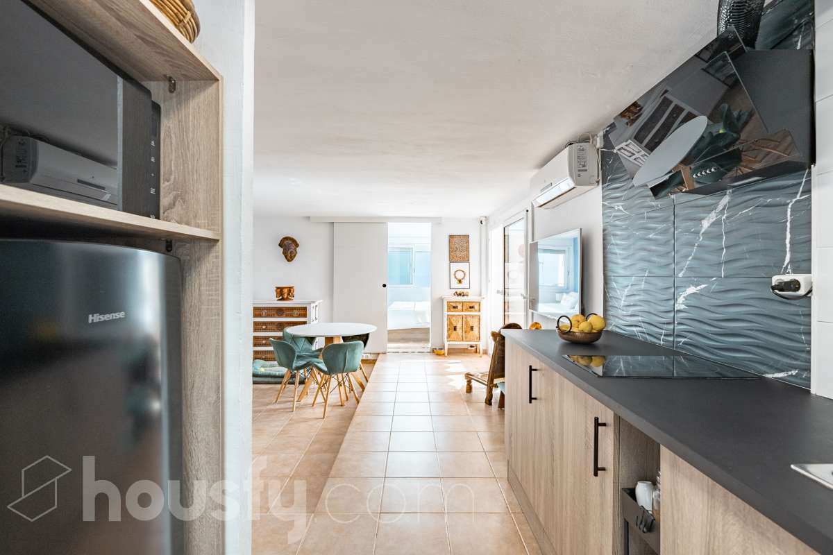 Housfy vende acogedor apartamento con vistas al mar en Vallpineda, Sitges. Ubicado en la exclusiva urbanización de Vallpineda, este luminoso apartamento esquinero ofrece un entorno tranquilo y rodeado de naturaleza, a tan solo dos minutos en coche del centro de Sitges y de sus playas. La vivienda, situada en una tercera planta con ascensor, cuenta con una distribución cómoda y funcional. Al entrar encontramos un espacio abierto que integra el salón-comedor y la cocina, con acceso directo a una agradable terraza de aproximadamente 7 m², desde donde disfrutar de unas bonitas vistas despejadas al entorno natural. Dispone de un dormitorio con grandes ventanales correderos que aportan mucha luz natural y permiten disfrutar de vistas al mar. Completa la vivienda un baño completo con ventana al exterior. La comunidad cuenta con piscina, zonas ajardinadas, servicio de conserjería y seguridad 24 horas. Además, existe la posibilidad de acceder a un club deportivo privado con piscinas, gimnasio, pistas de pádel y restaurante. La vivienda dispone de aire acondicionado y calefacción mediante split, agua caliente mediante termo eléctrico, suelos de gres, carpintería exterior de aluminio con persianas y ascensor. Zona y entorno Vallpineda es una tranquila zona residencial de Sitges, rodeada de naturaleza y bien comunicada, con servicios como supermercado, colegio internacional, club deportivo y autobús. Además, se encuentra a pocos minutos del centro, las playas y los principales accesos por carretera, con buena conexión con Barcelona y el aeropuerto. Aviso legal El precio de venta no incluye gastos de la compraventa como notaría, registro, impuestos, ni tampoco honorarios agencia. Esta publicación no es vinculante. Consulta siempre la nota simple con Housfy antes de formalizar la compraventa. Sobre nosotros Housfy es la plataforma integral de servicios inmobiliarios. Nuestra combinación de expertos y tecnología pone al alcance de todo el mundo servicios cómodos, claros y seguros. AICAT número: 7922. Nos encargamos de la gestión y asesoramiento de la compra. ¡Olvídate de todo! Hacemos los trámites por ti. Y, si además necesitas financiación, ponemos a tu disposición un bróker hipotecario para ayudarte a conseguir las mejores condiciones para tu perfil económico. ¿Quieres visitarla? Contacta con Housfy y agenda tu visita sin compromiso. Más información en: housfy.com-21