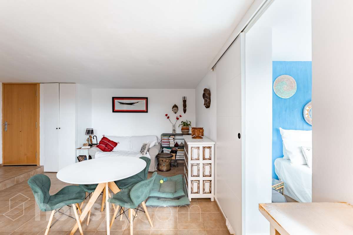 Housfy vende acogedor apartamento con vistas al mar en Vallpineda, Sitges. Ubicado en la exclusiva urbanización de Vallpineda, este luminoso apartamento esquinero ofrece un entorno tranquilo y rodeado de naturaleza, a tan solo dos minutos en coche del centro de Sitges y de sus playas. La vivienda, situada en una tercera planta con ascensor, cuenta con una distribución cómoda y funcional. Al entrar encontramos un espacio abierto que integra el salón-comedor y la cocina, con acceso directo a una agradable terraza de aproximadamente 7 m², desde donde disfrutar de unas bonitas vistas despejadas al entorno natural. Dispone de un dormitorio con grandes ventanales correderos que aportan mucha luz natural y permiten disfrutar de vistas al mar. Completa la vivienda un baño completo con ventana al exterior. La comunidad cuenta con piscina, zonas ajardinadas, servicio de conserjería y seguridad 24 horas. Además, existe la posibilidad de acceder a un club deportivo privado con piscinas, gimnasio, pistas de pádel y restaurante. La vivienda dispone de aire acondicionado y calefacción mediante split, agua caliente mediante termo eléctrico, suelos de gres, carpintería exterior de aluminio con persianas y ascensor. Zona y entorno Vallpineda es una tranquila zona residencial de Sitges, rodeada de naturaleza y bien comunicada, con servicios como supermercado, colegio internacional, club deportivo y autobús. Además, se encuentra a pocos minutos del centro, las playas y los principales accesos por carretera, con buena conexión con Barcelona y el aeropuerto. Aviso legal El precio de venta no incluye gastos de la compraventa como notaría, registro, impuestos, ni tampoco honorarios agencia. Esta publicación no es vinculante. Consulta siempre la nota simple con Housfy antes de formalizar la compraventa. Sobre nosotros Housfy es la plataforma integral de servicios inmobiliarios. Nuestra combinación de expertos y tecnología pone al alcance de todo el mundo servicios cómodos, claros y seguros. AICAT número: 7922. Nos encargamos de la gestión y asesoramiento de la compra. ¡Olvídate de todo! Hacemos los trámites por ti. Y, si además necesitas financiación, ponemos a tu disposición un bróker hipotecario para ayudarte a conseguir las mejores condiciones para tu perfil económico. ¿Quieres visitarla? Contacta con Housfy y agenda tu visita sin compromiso. Más información en: housfy.com-12
