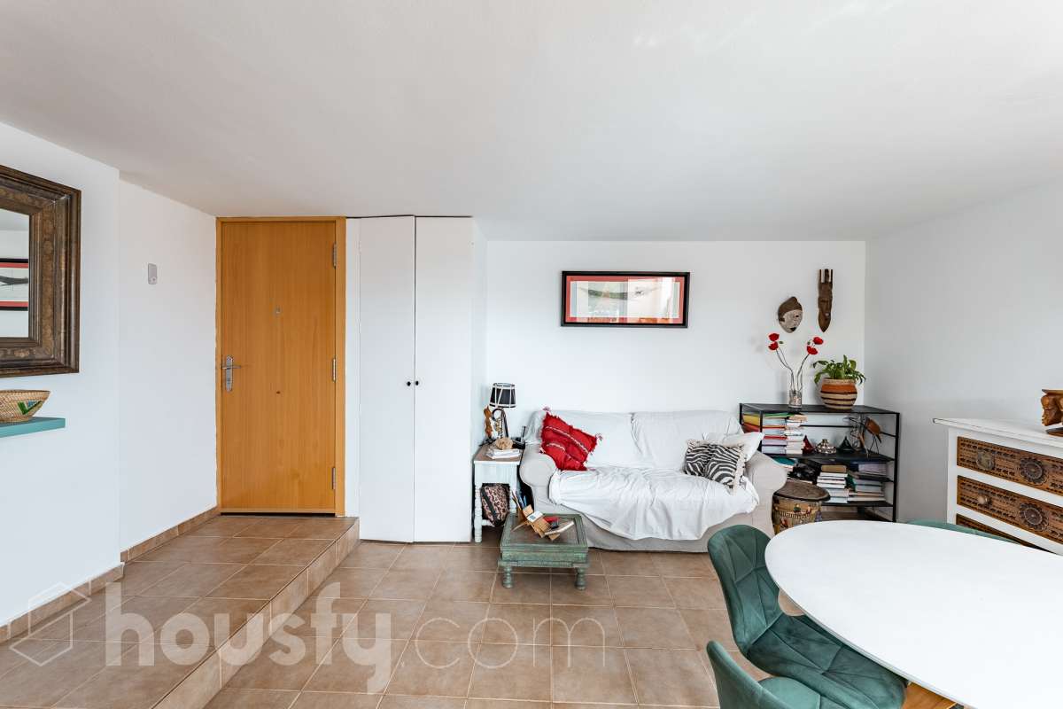 Housfy vende acogedor apartamento con vistas al mar en Vallpineda, Sitges. Ubicado en la exclusiva urbanización de Vallpineda, este luminoso apartamento esquinero ofrece un entorno tranquilo y rodeado de naturaleza, a tan solo dos minutos en coche del centro de Sitges y de sus playas. La vivienda, situada en una tercera planta con ascensor, cuenta con una distribución cómoda y funcional. Al entrar encontramos un espacio abierto que integra el salón-comedor y la cocina, con acceso directo a una agradable terraza de aproximadamente 7 m², desde donde disfrutar de unas bonitas vistas despejadas al entorno natural. Dispone de un dormitorio con grandes ventanales correderos que aportan mucha luz natural y permiten disfrutar de vistas al mar. Completa la vivienda un baño completo con ventana al exterior. La comunidad cuenta con piscina, zonas ajardinadas, servicio de conserjería y seguridad 24 horas. Además, existe la posibilidad de acceder a un club deportivo privado con piscinas, gimnasio, pistas de pádel y restaurante. La vivienda dispone de aire acondicionado y calefacción mediante split, agua caliente mediante termo eléctrico, suelos de gres, carpintería exterior de aluminio con persianas y ascensor. Zona y entorno Vallpineda es una tranquila zona residencial de Sitges, rodeada de naturaleza y bien comunicada, con servicios como supermercado, colegio internacional, club deportivo y autobús. Además, se encuentra a pocos minutos del centro, las playas y los principales accesos por carretera, con buena conexión con Barcelona y el aeropuerto. Aviso legal El precio de venta no incluye gastos de la compraventa como notaría, registro, impuestos, ni tampoco honorarios agencia. Esta publicación no es vinculante. Consulta siempre la nota simple con Housfy antes de formalizar la compraventa. Sobre nosotros Housfy es la plataforma integral de servicios inmobiliarios. Nuestra combinación de expertos y tecnología pone al alcance de todo el mundo servicios cómodos, claros y seguros. AICAT número: 7922. Nos encargamos de la gestión y asesoramiento de la compra. ¡Olvídate de todo! Hacemos los trámites por ti. Y, si además necesitas financiación, ponemos a tu disposición un bróker hipotecario para ayudarte a conseguir las mejores condiciones para tu perfil económico. ¿Quieres visitarla? Contacta con Housfy y agenda tu visita sin compromiso. Más información en: housfy.com-10