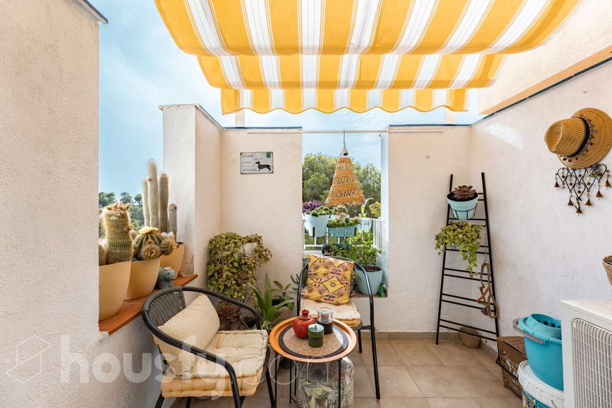 Housfy vende acogedor apartamento con vistas al mar en Vallpineda, Sitges. Ubicado en la exclusiva urbanización de Vallpineda, este luminoso apartamento esquinero ofrece un entorno tranquilo y rodeado de naturaleza, a tan solo dos minutos en coche del centro de Sitges y de sus playas. La vivienda, situada en una tercera planta con ascensor, cuenta con una distribución cómoda y funcional. Al entrar encontramos un espacio abierto que integra el salón-comedor y la cocina, con acceso directo a una agradable terraza de aproximadamente 7 m², desde donde disfrutar de unas bonitas vistas despejadas al entorno natural. Dispone de un dormitorio con grandes ventanales correderos que aportan mucha luz natural y permiten disfrutar de vistas al mar. Completa la vivienda un baño completo con ventana al exterior. La comunidad cuenta con piscina, zonas ajardinadas, servicio de conserjería y seguridad 24 horas. Además, existe la posibilidad de acceder a un club deportivo privado con piscinas, gimnasio, pistas de pádel y restaurante. La vivienda dispone de aire acondicionado y calefacción mediante split, agua caliente mediante termo eléctrico, suelos de gres, carpintería exterior de aluminio con persianas y ascensor. Zona y entorno Vallpineda es una tranquila zona residencial de Sitges, rodeada de naturaleza y bien comunicada, con servicios como supermercado, colegio internacional, club deportivo y autobús. Además, se encuentra a pocos minutos del centro, las playas y los principales accesos por carretera, con buena conexión con Barcelona y el aeropuerto. Aviso legal El precio de venta no incluye gastos de la compraventa como notaría, registro, impuestos, ni tampoco honorarios agencia. Esta publicación no es vinculante. Consulta siempre la nota simple con Housfy antes de formalizar la compraventa. Sobre nosotros Housfy es la plataforma integral de servicios inmobiliarios. Nuestra combinación de expertos y tecnología pone al alcance de todo el mundo servicios cómodos, claros y seguros. AICAT número: 7922. Nos encargamos de la gestión y asesoramiento de la compra. ¡Olvídate de todo! Hacemos los trámites por ti. Y, si además necesitas financiación, ponemos a tu disposición un bróker hipotecario para ayudarte a conseguir las mejores condiciones para tu perfil económico. ¿Quieres visitarla? Contacta con Housfy y agenda tu visita sin compromiso. Más información en: housfy.com-27