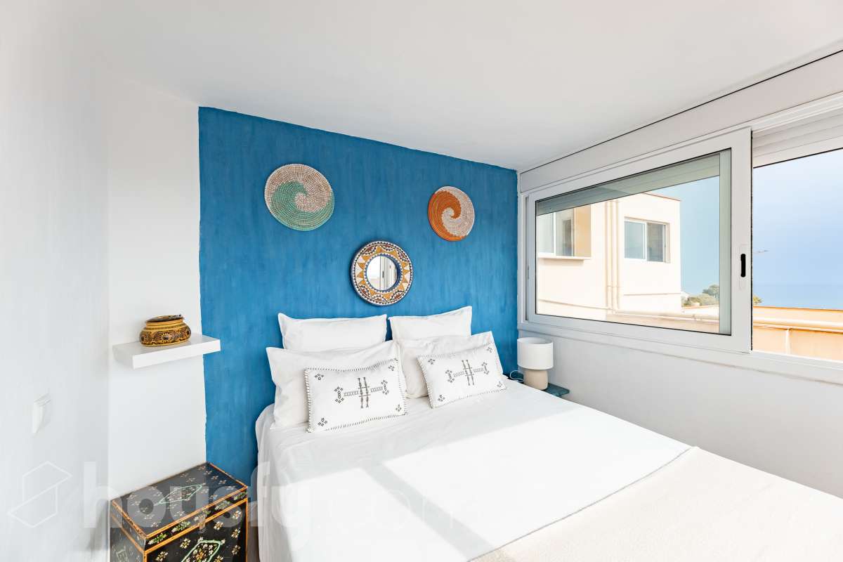 Housfy vende acogedor apartamento con vistas al mar en Vallpineda, Sitges. Ubicado en la exclusiva urbanización de Vallpineda, este luminoso apartamento esquinero ofrece un entorno tranquilo y rodeado de naturaleza, a tan solo dos minutos en coche del centro de Sitges y de sus playas. La vivienda, situada en una tercera planta con ascensor, cuenta con una distribución cómoda y funcional. Al entrar encontramos un espacio abierto que integra el salón-comedor y la cocina, con acceso directo a una agradable terraza de aproximadamente 7 m², desde donde disfrutar de unas bonitas vistas despejadas al entorno natural. Dispone de un dormitorio con grandes ventanales correderos que aportan mucha luz natural y permiten disfrutar de vistas al mar. Completa la vivienda un baño completo con ventana al exterior. La comunidad cuenta con piscina, zonas ajardinadas, servicio de conserjería y seguridad 24 horas. Además, existe la posibilidad de acceder a un club deportivo privado con piscinas, gimnasio, pistas de pádel y restaurante. La vivienda dispone de aire acondicionado y calefacción mediante split, agua caliente mediante termo eléctrico, suelos de gres, carpintería exterior de aluminio con persianas y ascensor. Zona y entorno Vallpineda es una tranquila zona residencial de Sitges, rodeada de naturaleza y bien comunicada, con servicios como supermercado, colegio internacional, club deportivo y autobús. Además, se encuentra a pocos minutos del centro, las playas y los principales accesos por carretera, con buena conexión con Barcelona y el aeropuerto. Aviso legal El precio de venta no incluye gastos de la compraventa como notaría, registro, impuestos, ni tampoco honorarios agencia. Esta publicación no es vinculante. Consulta siempre la nota simple con Housfy antes de formalizar la compraventa. Sobre nosotros Housfy es la plataforma integral de servicios inmobiliarios. Nuestra combinación de expertos y tecnología pone al alcance de todo el mundo servicios cómodos, claros y seguros. AICAT número: 7922. Nos encargamos de la gestión y asesoramiento de la compra. ¡Olvídate de todo! Hacemos los trámites por ti. Y, si además necesitas financiación, ponemos a tu disposición un bróker hipotecario para ayudarte a conseguir las mejores condiciones para tu perfil económico. ¿Quieres visitarla? Contacta con Housfy y agenda tu visita sin compromiso. Más información en: housfy.com-14