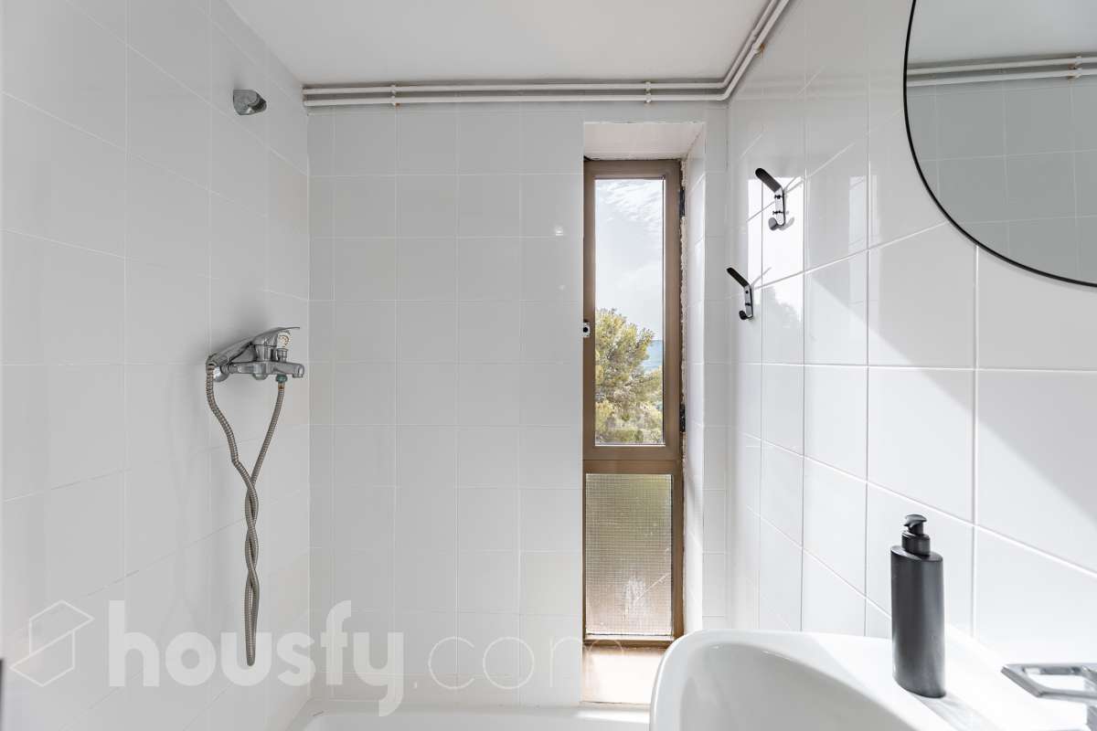 Housfy vende acogedor apartamento con vistas al mar en Vallpineda, Sitges. Ubicado en la exclusiva urbanización de Vallpineda, este luminoso apartamento esquinero ofrece un entorno tranquilo y rodeado de naturaleza, a tan solo dos minutos en coche del centro de Sitges y de sus playas. La vivienda, situada en una tercera planta con ascensor, cuenta con una distribución cómoda y funcional. Al entrar encontramos un espacio abierto que integra el salón-comedor y la cocina, con acceso directo a una agradable terraza de aproximadamente 7 m², desde donde disfrutar de unas bonitas vistas despejadas al entorno natural. Dispone de un dormitorio con grandes ventanales correderos que aportan mucha luz natural y permiten disfrutar de vistas al mar. Completa la vivienda un baño completo con ventana al exterior. La comunidad cuenta con piscina, zonas ajardinadas, servicio de conserjería y seguridad 24 horas. Además, existe la posibilidad de acceder a un club deportivo privado con piscinas, gimnasio, pistas de pádel y restaurante. La vivienda dispone de aire acondicionado y calefacción mediante split, agua caliente mediante termo eléctrico, suelos de gres, carpintería exterior de aluminio con persianas y ascensor. Zona y entorno Vallpineda es una tranquila zona residencial de Sitges, rodeada de naturaleza y bien comunicada, con servicios como supermercado, colegio internacional, club deportivo y autobús. Además, se encuentra a pocos minutos del centro, las playas y los principales accesos por carretera, con buena conexión con Barcelona y el aeropuerto. Aviso legal El precio de venta no incluye gastos de la compraventa como notaría, registro, impuestos, ni tampoco honorarios agencia. Esta publicación no es vinculante. Consulta siempre la nota simple con Housfy antes de formalizar la compraventa. Sobre nosotros Housfy es la plataforma integral de servicios inmobiliarios. Nuestra combinación de expertos y tecnología pone al alcance de todo el mundo servicios cómodos, claros y seguros. AICAT número: 7922. Nos encargamos de la gestión y asesoramiento de la compra. ¡Olvídate de todo! Hacemos los trámites por ti. Y, si además necesitas financiación, ponemos a tu disposición un bróker hipotecario para ayudarte a conseguir las mejores condiciones para tu perfil económico. ¿Quieres visitarla? Contacta con Housfy y agenda tu visita sin compromiso. Más información en: housfy.com-25