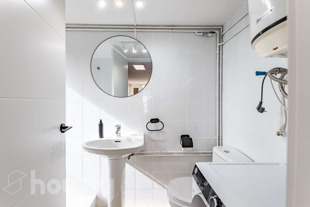 Housfy vende acogedor apartamento con vistas al mar en Vallpineda, Sitges. Ubicado en la exclusiva urbanización de Vallpineda, este luminoso apartamento esquinero ofrece un entorno tranquilo y rodeado de naturaleza, a tan solo dos minutos en coche del centro de Sitges y de sus playas. La vivienda, situada en una tercera planta con ascensor, cuenta con una distribución cómoda y funcional. Al entrar encontramos un espacio abierto que integra el salón-comedor y la cocina, con acceso directo a una agradable terraza de aproximadamente 7 m², desde donde disfrutar de unas bonitas vistas despejadas al entorno natural. Dispone de un dormitorio con grandes ventanales correderos que aportan mucha luz natural y permiten disfrutar de vistas al mar. Completa la vivienda un baño completo con ventana al exterior. La comunidad cuenta con piscina, zonas ajardinadas, servicio de conserjería y seguridad 24 horas. Además, existe la posibilidad de acceder a un club deportivo privado con piscinas, gimnasio, pistas de pádel y restaurante. La vivienda dispone de aire acondicionado y calefacción mediante split, agua caliente mediante termo eléctrico, suelos de gres, carpintería exterior de aluminio con persianas y ascensor. Zona y entorno Vallpineda es una tranquila zona residencial de Sitges, rodeada de naturaleza y bien comunicada, con servicios como supermercado, colegio internacional, club deportivo y autobús. Además, se encuentra a pocos minutos del centro, las playas y los principales accesos por carretera, con buena conexión con Barcelona y el aeropuerto. Aviso legal El precio de venta no incluye gastos de la compraventa como notaría, registro, impuestos, ni tampoco honorarios agencia. Esta publicación no es vinculante. Consulta siempre la nota simple con Housfy antes de formalizar la compraventa. Sobre nosotros Housfy es la plataforma integral de servicios inmobiliarios. Nuestra combinación de expertos y tecnología pone al alcance de todo el mundo servicios cómodos, claros y seguros. AICAT número: 7922. Nos encargamos de la gestión y asesoramiento de la compra. ¡Olvídate de todo! Hacemos los trámites por ti. Y, si además necesitas financiación, ponemos a tu disposición un bróker hipotecario para ayudarte a conseguir las mejores condiciones para tu perfil económico. ¿Quieres visitarla? Contacta con Housfy y agenda tu visita sin compromiso. Más información en: housfy.com-23