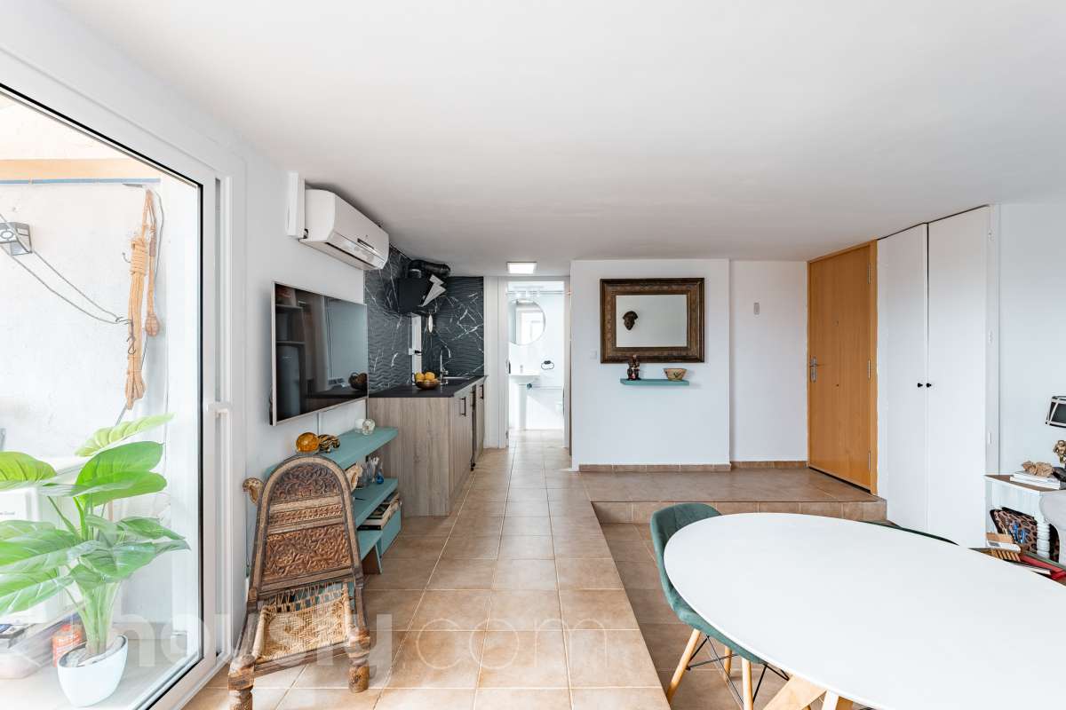 Housfy vende acogedor apartamento con vistas al mar en Vallpineda, Sitges. Ubicado en la exclusiva urbanización de Vallpineda, este luminoso apartamento esquinero ofrece un entorno tranquilo y rodeado de naturaleza, a tan solo dos minutos en coche del centro de Sitges y de sus playas. La vivienda, situada en una tercera planta con ascensor, cuenta con una distribución cómoda y funcional. Al entrar encontramos un espacio abierto que integra el salón-comedor y la cocina, con acceso directo a una agradable terraza de aproximadamente 7 m², desde donde disfrutar de unas bonitas vistas despejadas al entorno natural. Dispone de un dormitorio con grandes ventanales correderos que aportan mucha luz natural y permiten disfrutar de vistas al mar. Completa la vivienda un baño completo con ventana al exterior. La comunidad cuenta con piscina, zonas ajardinadas, servicio de conserjería y seguridad 24 horas. Además, existe la posibilidad de acceder a un club deportivo privado con piscinas, gimnasio, pistas de pádel y restaurante. La vivienda dispone de aire acondicionado y calefacción mediante split, agua caliente mediante termo eléctrico, suelos de gres, carpintería exterior de aluminio con persianas y ascensor. Zona y entorno Vallpineda es una tranquila zona residencial de Sitges, rodeada de naturaleza y bien comunicada, con servicios como supermercado, colegio internacional, club deportivo y autobús. Además, se encuentra a pocos minutos del centro, las playas y los principales accesos por carretera, con buena conexión con Barcelona y el aeropuerto. Aviso legal El precio de venta no incluye gastos de la compraventa como notaría, registro, impuestos, ni tampoco honorarios agencia. Esta publicación no es vinculante. Consulta siempre la nota simple con Housfy antes de formalizar la compraventa. Sobre nosotros Housfy es la plataforma integral de servicios inmobiliarios. Nuestra combinación de expertos y tecnología pone al alcance de todo el mundo servicios cómodos, claros y seguros. AICAT número: 7922. Nos encargamos de la gestión y asesoramiento de la compra. ¡Olvídate de todo! Hacemos los trámites por ti. Y, si además necesitas financiación, ponemos a tu disposición un bróker hipotecario para ayudarte a conseguir las mejores condiciones para tu perfil económico. ¿Quieres visitarla? Contacta con Housfy y agenda tu visita sin compromiso. Más información en: housfy.com-11