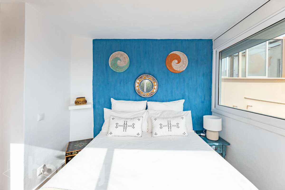 Housfy vende acogedor apartamento con vistas al mar en Vallpineda, Sitges. Ubicado en la exclusiva urbanización de Vallpineda, este luminoso apartamento esquinero ofrece un entorno tranquilo y rodeado de naturaleza, a tan solo dos minutos en coche del centro de Sitges y de sus playas. La vivienda, situada en una tercera planta con ascensor, cuenta con una distribución cómoda y funcional. Al entrar encontramos un espacio abierto que integra el salón-comedor y la cocina, con acceso directo a una agradable terraza de aproximadamente 7 m², desde donde disfrutar de unas bonitas vistas despejadas al entorno natural. Dispone de un dormitorio con grandes ventanales correderos que aportan mucha luz natural y permiten disfrutar de vistas al mar. Completa la vivienda un baño completo con ventana al exterior. La comunidad cuenta con piscina, zonas ajardinadas, servicio de conserjería y seguridad 24 horas. Además, existe la posibilidad de acceder a un club deportivo privado con piscinas, gimnasio, pistas de pádel y restaurante. La vivienda dispone de aire acondicionado y calefacción mediante split, agua caliente mediante termo eléctrico, suelos de gres, carpintería exterior de aluminio con persianas y ascensor. Zona y entorno Vallpineda es una tranquila zona residencial de Sitges, rodeada de naturaleza y bien comunicada, con servicios como supermercado, colegio internacional, club deportivo y autobús. Además, se encuentra a pocos minutos del centro, las playas y los principales accesos por carretera, con buena conexión con Barcelona y el aeropuerto. Aviso legal El precio de venta no incluye gastos de la compraventa como notaría, registro, impuestos, ni tampoco honorarios agencia. Esta publicación no es vinculante. Consulta siempre la nota simple con Housfy antes de formalizar la compraventa. Sobre nosotros Housfy es la plataforma integral de servicios inmobiliarios. Nuestra combinación de expertos y tecnología pone al alcance de todo el mundo servicios cómodos, claros y seguros. AICAT número: 7922. Nos encargamos de la gestión y asesoramiento de la compra. ¡Olvídate de todo! Hacemos los trámites por ti. Y, si además necesitas financiación, ponemos a tu disposición un bróker hipotecario para ayudarte a conseguir las mejores condiciones para tu perfil económico. ¿Quieres visitarla? Contacta con Housfy y agenda tu visita sin compromiso. Más información en: housfy.com-15