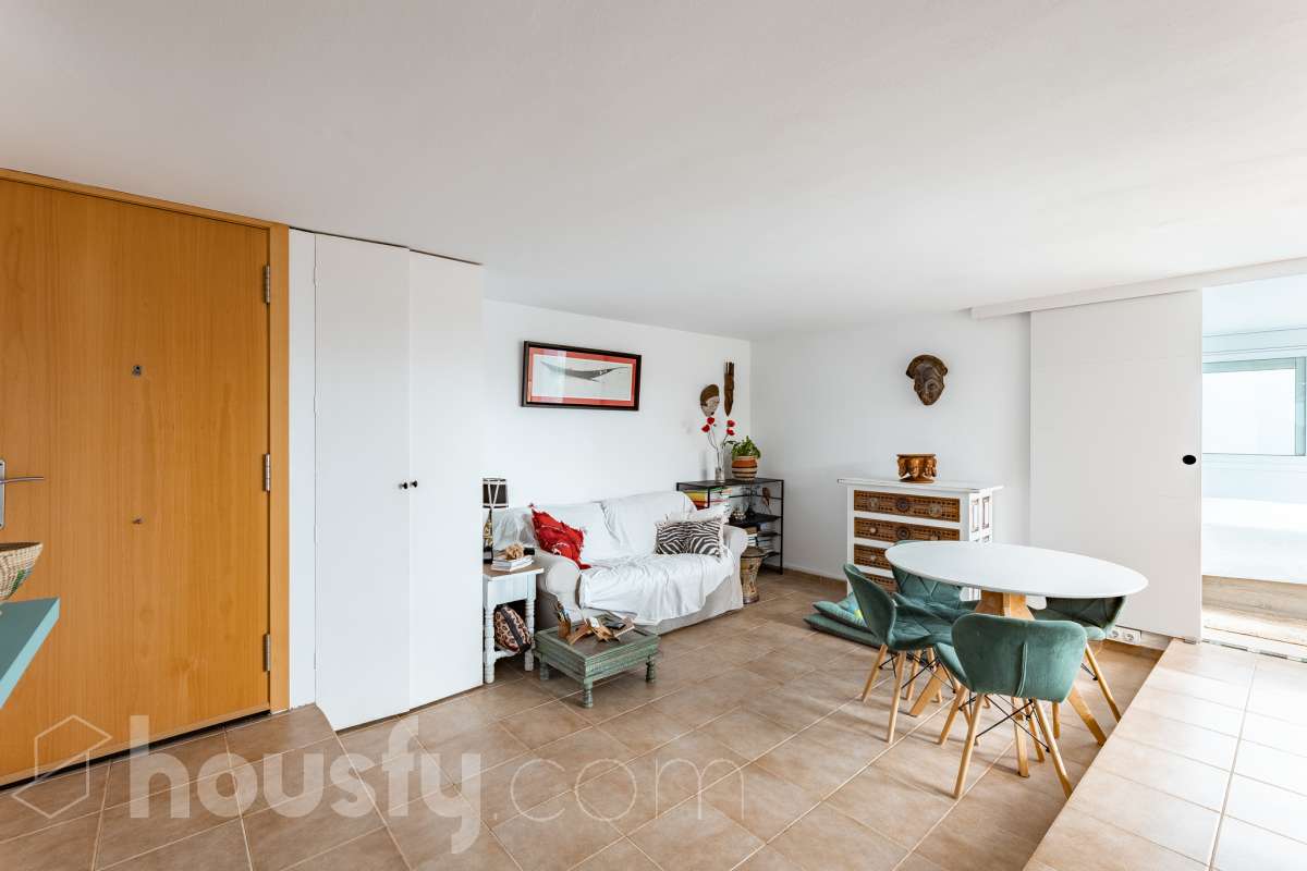 Housfy vende acogedor apartamento con vistas al mar en Vallpineda, Sitges. Ubicado en la exclusiva urbanización de Vallpineda, este luminoso apartamento esquinero ofrece un entorno tranquilo y rodeado de naturaleza, a tan solo dos minutos en coche del centro de Sitges y de sus playas. La vivienda, situada en una tercera planta con ascensor, cuenta con una distribución cómoda y funcional. Al entrar encontramos un espacio abierto que integra el salón-comedor y la cocina, con acceso directo a una agradable terraza de aproximadamente 7 m², desde donde disfrutar de unas bonitas vistas despejadas al entorno natural. Dispone de un dormitorio con grandes ventanales correderos que aportan mucha luz natural y permiten disfrutar de vistas al mar. Completa la vivienda un baño completo con ventana al exterior. La comunidad cuenta con piscina, zonas ajardinadas, servicio de conserjería y seguridad 24 horas. Además, existe la posibilidad de acceder a un club deportivo privado con piscinas, gimnasio, pistas de pádel y restaurante. La vivienda dispone de aire acondicionado y calefacción mediante split, agua caliente mediante termo eléctrico, suelos de gres, carpintería exterior de aluminio con persianas y ascensor. Zona y entorno Vallpineda es una tranquila zona residencial de Sitges, rodeada de naturaleza y bien comunicada, con servicios como supermercado, colegio internacional, club deportivo y autobús. Además, se encuentra a pocos minutos del centro, las playas y los principales accesos por carretera, con buena conexión con Barcelona y el aeropuerto. Aviso legal El precio de venta no incluye gastos de la compraventa como notaría, registro, impuestos, ni tampoco honorarios agencia. Esta publicación no es vinculante. Consulta siempre la nota simple con Housfy antes de formalizar la compraventa. Sobre nosotros Housfy es la plataforma integral de servicios inmobiliarios. Nuestra combinación de expertos y tecnología pone al alcance de todo el mundo servicios cómodos, claros y seguros. AICAT número: 7922. Nos encargamos de la gestión y asesoramiento de la compra. ¡Olvídate de todo! Hacemos los trámites por ti. Y, si además necesitas financiación, ponemos a tu disposición un bróker hipotecario para ayudarte a conseguir las mejores condiciones para tu perfil económico. ¿Quieres visitarla? Contacta con Housfy y agenda tu visita sin compromiso. Más información en: housfy.com-9